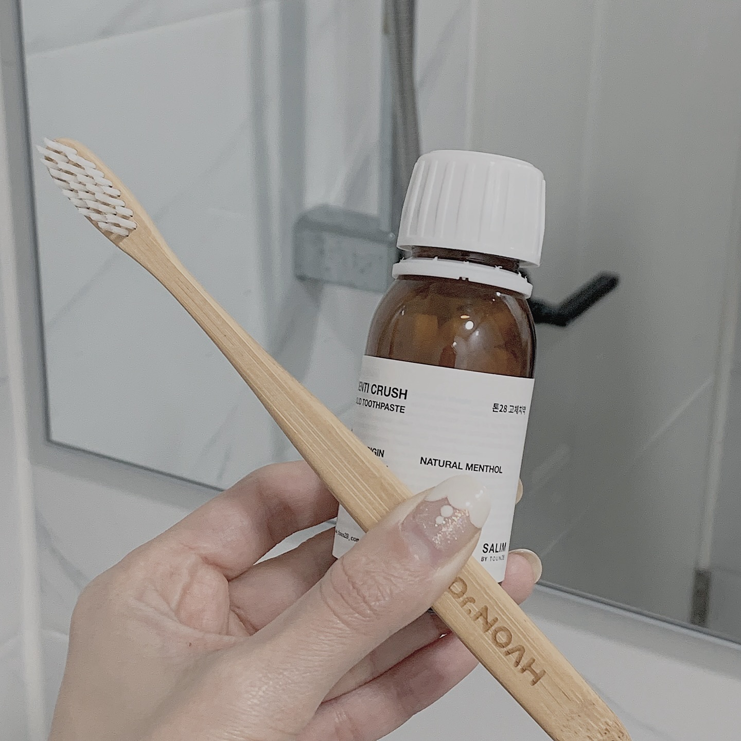 요즘은 화장품 안사기
물건 좀 그만 사기를 실천하고 있는데..
그래도 꼭 필요한 물건들은 사야하니
잘 생각해서 꼼꼼히 사본다

요건 생필품 소비 중 가장 만족하는 양치템 🫧

dr.noah.official 닥터노아 밤부칫솔
toun28_official 톤28 고체치약

대나무 칫솔,고체치약 모두 플라스틱 사용도 줄일 수 있구
고체치약은 양조절이 더 쉬웠다

Kia Ev6 선물로 받아서
톤28 고체치약을 처음으로 써보게 되었는데
생각했던 것 보다 더 만족해서 계속 쓰는 중 희희

불소함량도 높아서 충치예방에도 굿

#칫솔추천#치약추천#톤28#닥터노아#고체치약#고체치약추천#대나무칫솔#친환경#플라스틱제로