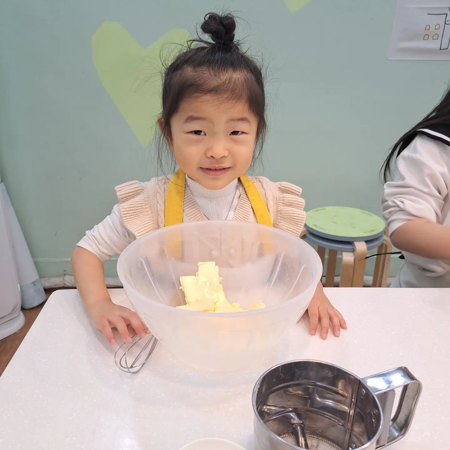우리 3호 원스타♡
이젠 진짜 빠지지 않고 언니랑 똑같이♡
옆에서 도와줄까 싶으면
엄마 내가 할께ㅡ 로 칼거절

#진짜다컸네다컸어
#예쁘당💕 
#첫째둘째셋째함께
#할머니크리스마스선물만들기