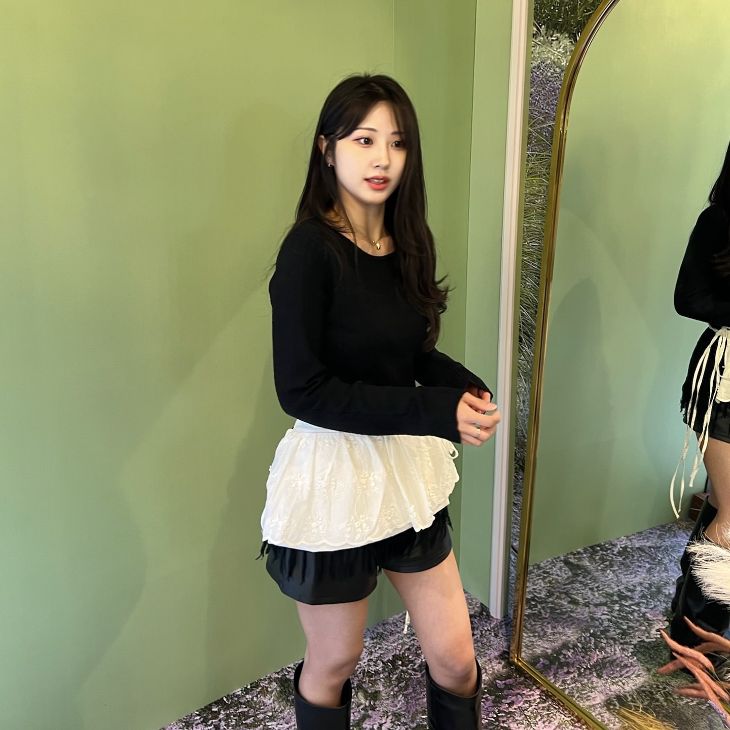#광고 
다양한 레이어드 연출이 가능한 ‘프릴백’, 아떼바네사브루노의 완판백이었던 르봉백을 만날 수 있는 성수 팝업 다녀왔어요ෆ 

다 예뻐서 한 번씩 다 착용해보고 사진 찍고 왔답니다..!
(첫번째 사진에서 화이트 ‘프릴백’ 착용했어요 🤍)

단독 리미티드 컬러 프릴 핑크, 프릴 자카드(FW소재) & 르봉백 FW소재 3종을 먼저 만나보실 수 있어요:) 

📍아떼바네사브루노 팝업 장소 및 일정 
: 성수 포인트오브뷰 / 10.12 - 10.20

*현장 구매 시 선착순으로 진주퍼참키링 증정✨ 
(팔로우와 현장 업로드 후 선물 증정도 있으니 얼른 다녀오세요❕)

#아떼프릴성수팝업 #아떼프릴백 #아떼르봉백 #아떼바네사브루노
