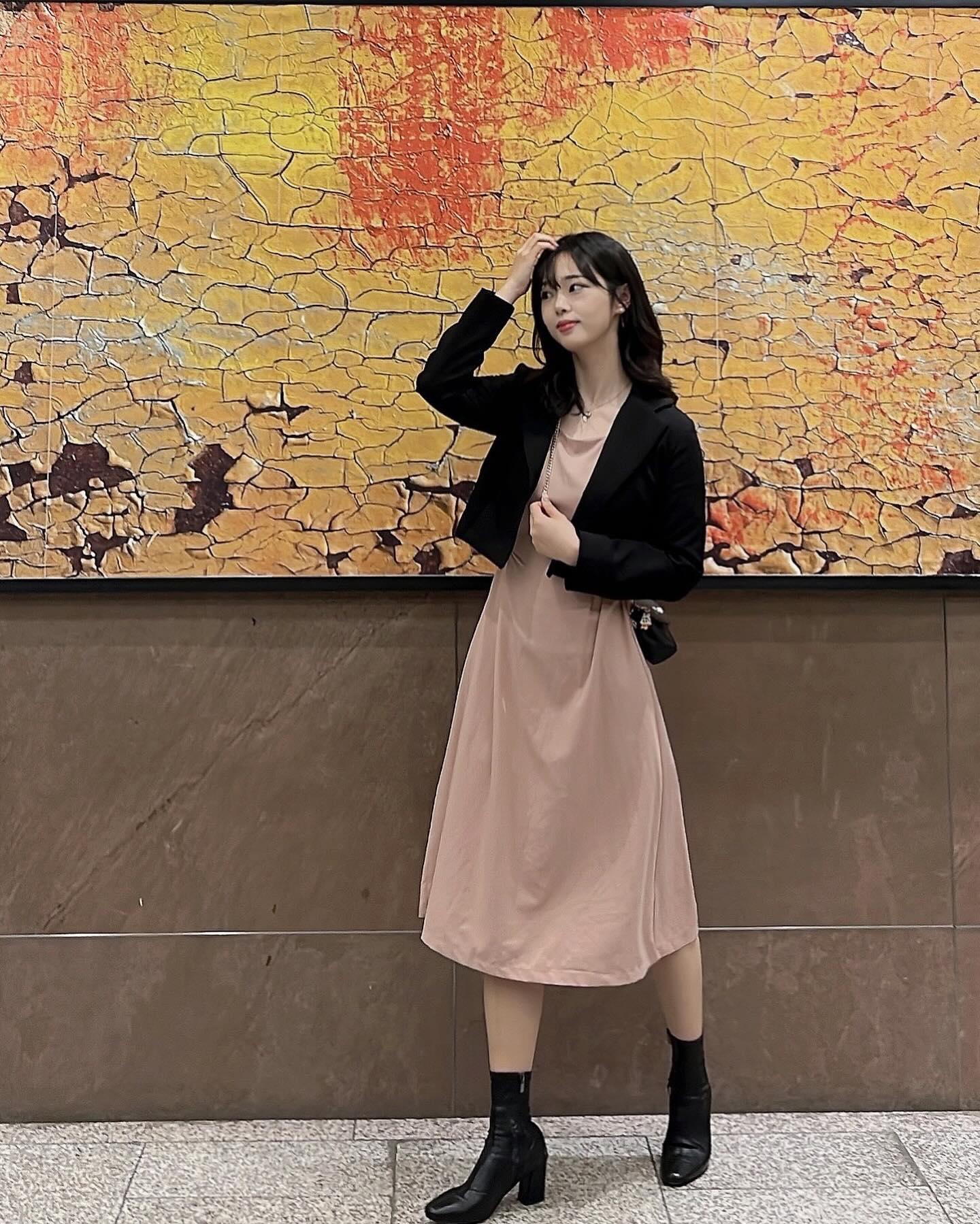 오늘 5cm 굽을 신었더니, 모델 같단 소리를 들었당😘

하핳✨

#결혼식 #하객룩