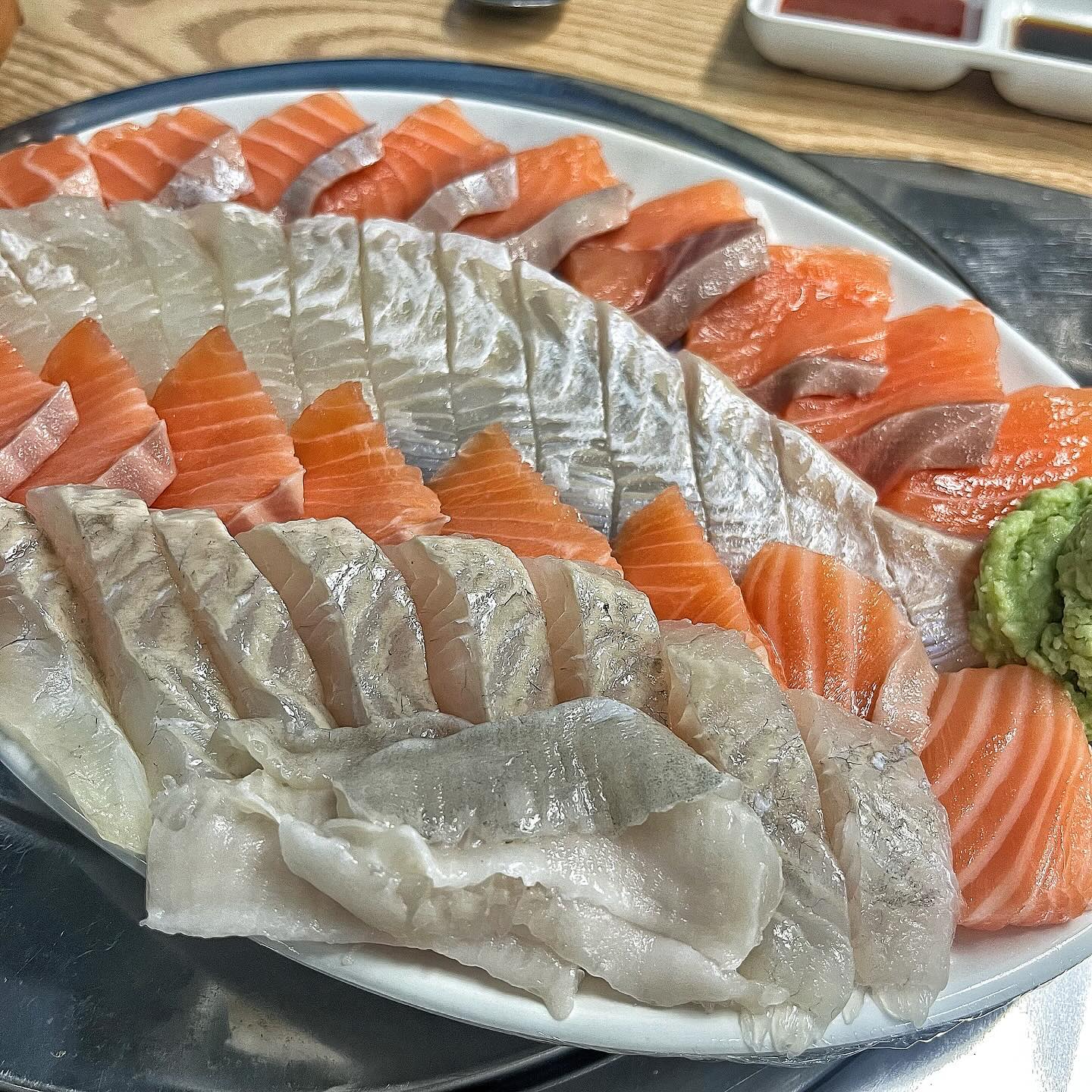 #내돈내산#착한횟집

💕✔️광어+연어 32000원 🐟

광어는 탱글하고 서걱하고, 연어는 부드러움 그자체💛🧡
신선한 활어회 너모나 좋아요❄️🧊
막장, 초장, 간장, 생와사비, 쌈, 고추, 마늘, 양파, 연어소스 
다양하게 다 준비되어 있어서 이맛 저맛 고르는 재미가 있어요🤗 

💕✔️서더리고니탕 10000원 🐟

양도 미쳤구💚 맛도 미쳤구😝
매운탕인데 생각보다 비싸다? 싶을 순 있지만
세상 양많고 맛있고 새로운 메뉴 등장입니다🙌🏻
쌈야채 주실때 혹시 마늘이랑 고추 남아있으면 몽땅 같이 넣어주세오!!

✅바깥에 통해서 가지만, 상가안에 화장실 있어요
✅저는 개인적으로 매운탕에 고니추가(5000원) 해서 더 맛있게😚
✅소주 4000원, 그 외 주류 5000원

#맛스타#먹스타#맛스타그램#먹스타그램#술스타#술스타그램#맛팔#먹팔#맛#먹#맞팔#선팔#선팔하면#선팔하면맞팔#연어#광어#활어회#스시#사시미#매운탕#장위동맛집#장위동술집#장위동횟집#연어로단백질보충해주기#회랑술이랑#막장#생와사비