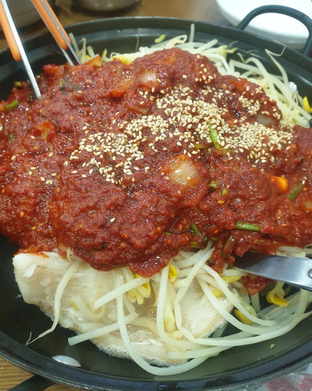 콩나물 먹기 위해 찜 먹는 사람? ✋ 저요저요🤭🤭
내가 먹고 싶은건 어탕국수 였지만..
마감30분전에 도착해서..
재료소진..하아
근처에 후기 많은 매운탕집 왔는데
머선일이구??
찜도 있길래 뽈찜으로 주문하고 불향가득
좀 특이한 맛인데 자꾸 손이갔고
여긴 기본찬이 일단 완전 내스탈..
여긴 꼭 또간당!!👍👍👍

#블리블리맛집#상인동맛집#동해집#대구뽈찜#기본찬맛집#여긴또간다