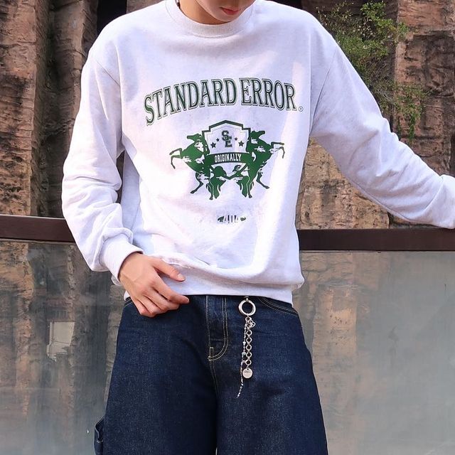 이재준 on Instagram: "#협찬 @standarderror_official IRT135 유니섹스 올드스쿨 스탠다드에러 로고 칼리지 앰블럼 세미오버핏 맨투맨 시대를 초월하여 반복적으로 나타나는 현상을 새롭게 재해석하여