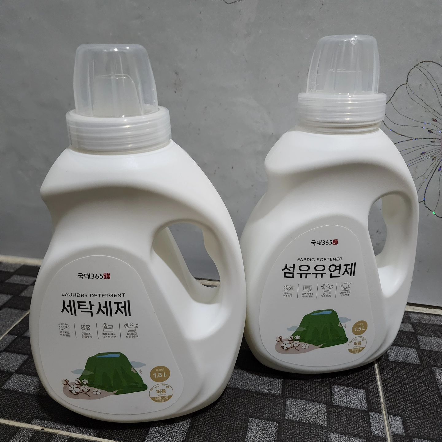 #협찬 
 
사용하던 세제를 다 써서 이번에 바꿔봤어요!
고농축 퍼퓸 세제여서 향기가 정말 예술이더라구요~
세탁 후 시그니처 향기 가득!!
기분 좋게 해주더라구요~ㅎㅎㅎ
 알러지프리 세탁세제 & 섬유유연제
고농축 세제여서 소량만 사용해도 깨끗하고 우수한 세정력이 정말 맘에 들어요!
알러지 유발 성분 ZERO,
전성분 EWG 그린등급(향료제외), 에코서트 인증원료
피부자극테스트 완료/ 유해물질 ZERO
성분도 대만족 이에요~~
7중 복합효소로맞춤형 세정력으로 깨끗하게 세척되고
실내건조적합 하고 탈취효과 99%나 가능하답니다!!
쓰면 쓸수록 만족도 높은 세제에요~~
세탁 후 좋은 향기 덕분에 행복해지네요~

korea365_official

#세탁세제 #고농축세제 #퍼퓸세탁세제#액체세탁세제#알러지프리섬유유연제 #실내건조섬유유연제 #액체세제 #드럼세탁기세제 #세탁세제추천 #실내건조세탁세제 #섬유유연제 #섬유유연제추천