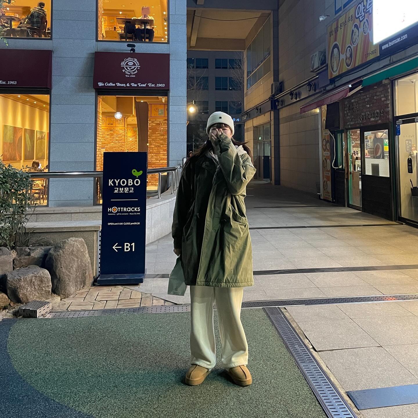 주말 마실룩 👀🤍

그레이 후드집업에 카키야상 국룰이쥬
야상, 바지 둘다 애정하는 #파르티멘토 

마음의 양식 쌓으러 교보문고 갔다가,
그린하우스 빵으로 배도 가득 채워버린것입니다.
탄수화물 중독자 매장서도 먹고 빵 포장해서 옴.

아 빵만 산건 아니에오. 
좋아하는 정세랑님 책도 삼.
작가님 제가 사… 사는동안 많이 써주세요. 🫶🏻 
이만 소라게는 가볼게요. 다들 해피주말 🤍