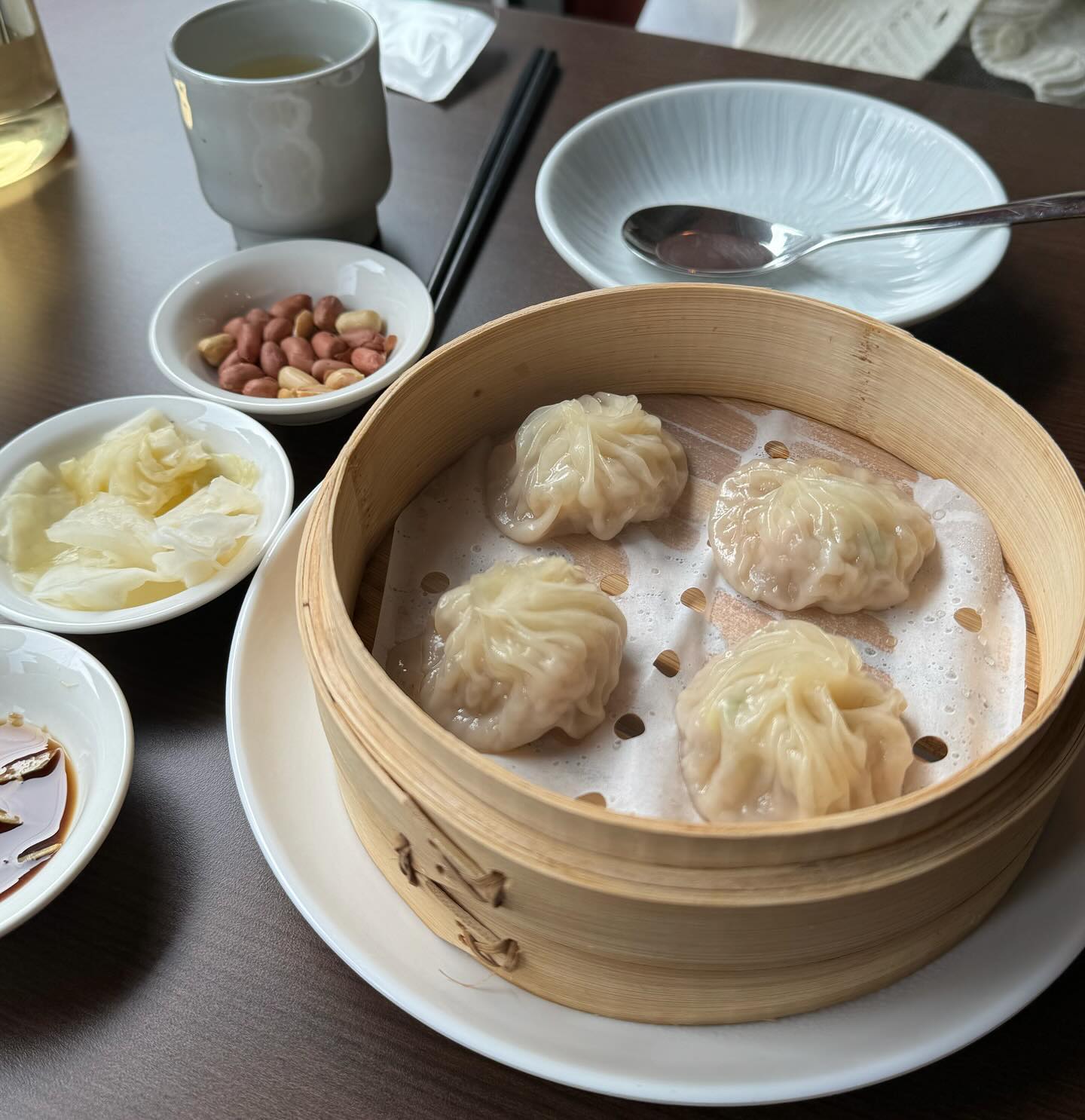 〰️
📍딤섬관

⭐️⭐️⭐️
분위기 좋고 맛도 괜찮은 유성맛집🥟
샤오롱바오가 넘 촉촉하구 맛있당😛

📋
샤오롱바오 8,000원
사천식 닭고기 볶음밥 9,000원
어향가지 18,000원

🗺️
대전 유성구 궁동로2번길 109 1층 101호