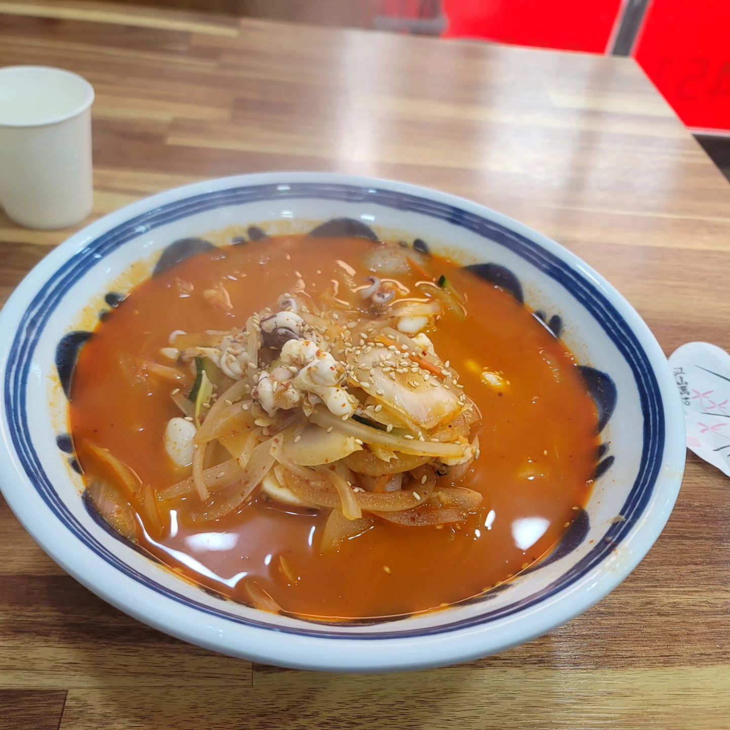 한참 단골로 다녔던 애향원이라는 중국집이 있었다. 어느 순간 폐업을 해서 아쉬워하던 차 그 느낌과 비슷한 짬뽕을 만났다.
이성이었다면 "우리 어디서 본 적 있죠?" 하고 말을 건넸을 것이다.
⠀
우리 오늘부터 1일
⠀
#부산짬뽕 #동래짬뽕 #동성루 #거자필반 #프로작업러