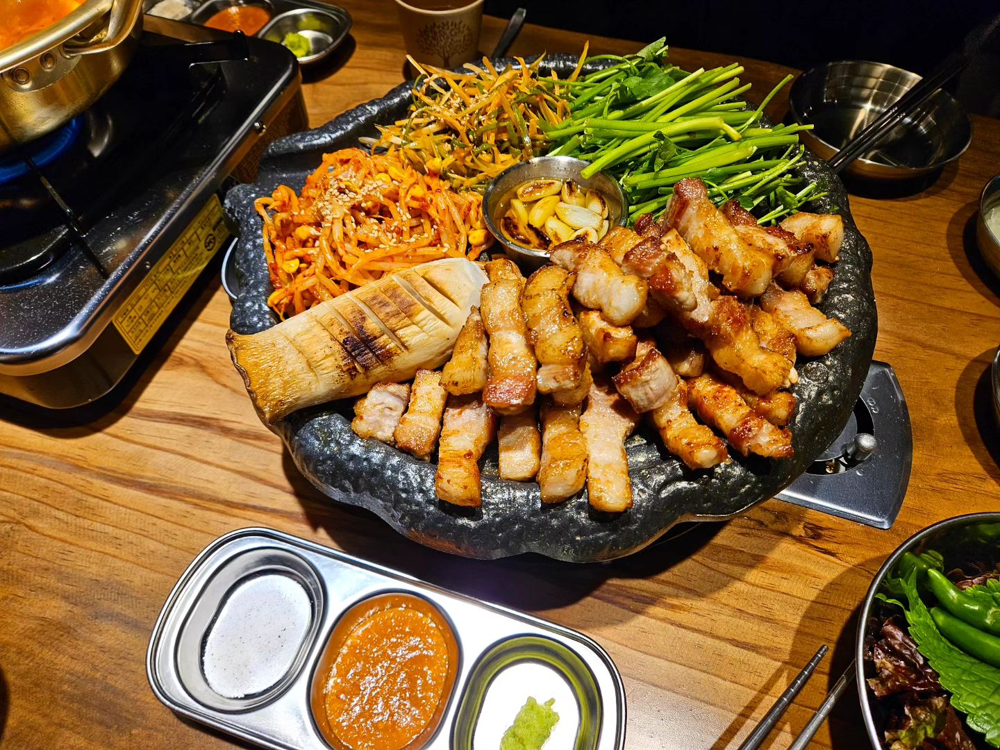 #협찬

역시 고기집은 고기가 맛있어야..
또갈집이 되는 것이지요~

#청주봉명동맛집 중에 고기집
찾으신다면 여기 #산장삼겹 추천 💛

✔️ 국내산 생삼겹 2인분 (300g)
+ 한우대창짜글이 + 미나리
+ 새송이통구이 까지 32,000원!

세트메뉴 구성 가성비도 좋고
고기 맛 자체가 뛰어나유

미나리에 싸먹어도 맛있고
명이나물에 먹어도 존맛 😎

산장 분위기도 아늑하고 좋은데
금요일 7시 이후는 웨이팅 필수 !!
전 6시쯤 가서 딱 들어갔어요

여기에 통나무하이볼 한잔이면
캠핑 따로 필요없습니다 👏
아늑한 곳에서 고기 먹고 싶은 분들
모두 산장삼겹으로 달려가세요 =3

📍sanjang_samgyeop_
.
.
#청주맛집 #청주고기집 #청주삼겹살 #청주봉명동삼겹살 #청주봉명동고기집 #청주회식 #스토리앤체험단 #스토리앤미디어