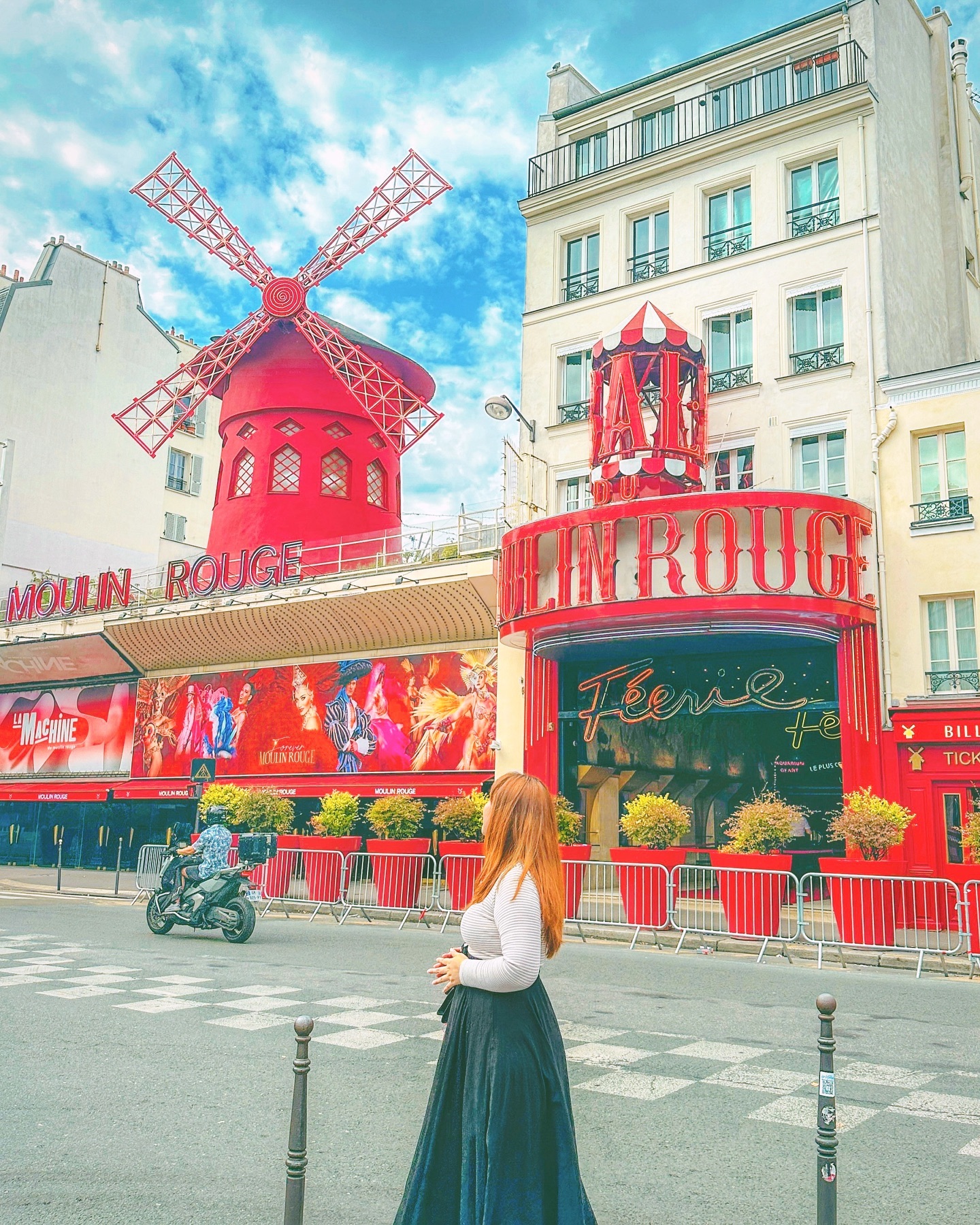 파리, 그 한 달 간의 이야기🗼몽마르트편3🌳
Paris, Je suis là🗼Montmartre🌳

몽마르트의 오랜 랜드마크 ! 물랑루즈인데요🌹
물랑루즈룰 가장 정면으로 볼 수 있는 곳에서
담은 사진이에요🫶🏻

🗼블랑슈 광장에서 바라 본 물랑루즈
(Square Blanche, 18e)
▪️Pl. Blanche, 75009 Paris

보통은 영화 Moulin Rouge로 익숙한 이 곳은
그 이름처럼 빨간 풍차 외관이 상징적이죠☺️
벨 에포크 시대의 장식과 공연으로
지금까지도 유명한 19세기 카바레 공연장인데요❤️

블랑슈광장에는 그 자리에서 사진을 담아
마치 해리포터 신문처럼 옛날 신문의 삽화로📰
담아주는 사진사분들도 있어요 ! 📷
모든 관광지에서 만날 수 있는 건 아니라서
다음엔 기념으로 한번 만들어보고 싶네요🙌🏻

#물랑루즈 #물랭루즈 #moulinrougeparis #moulinrouge #몽마르뜨 #파리여행 #파리여행코스 #여행스타그램 

Copyright (C) ⓒ by travelwithsera .
All pictures cannot be copied without permission.