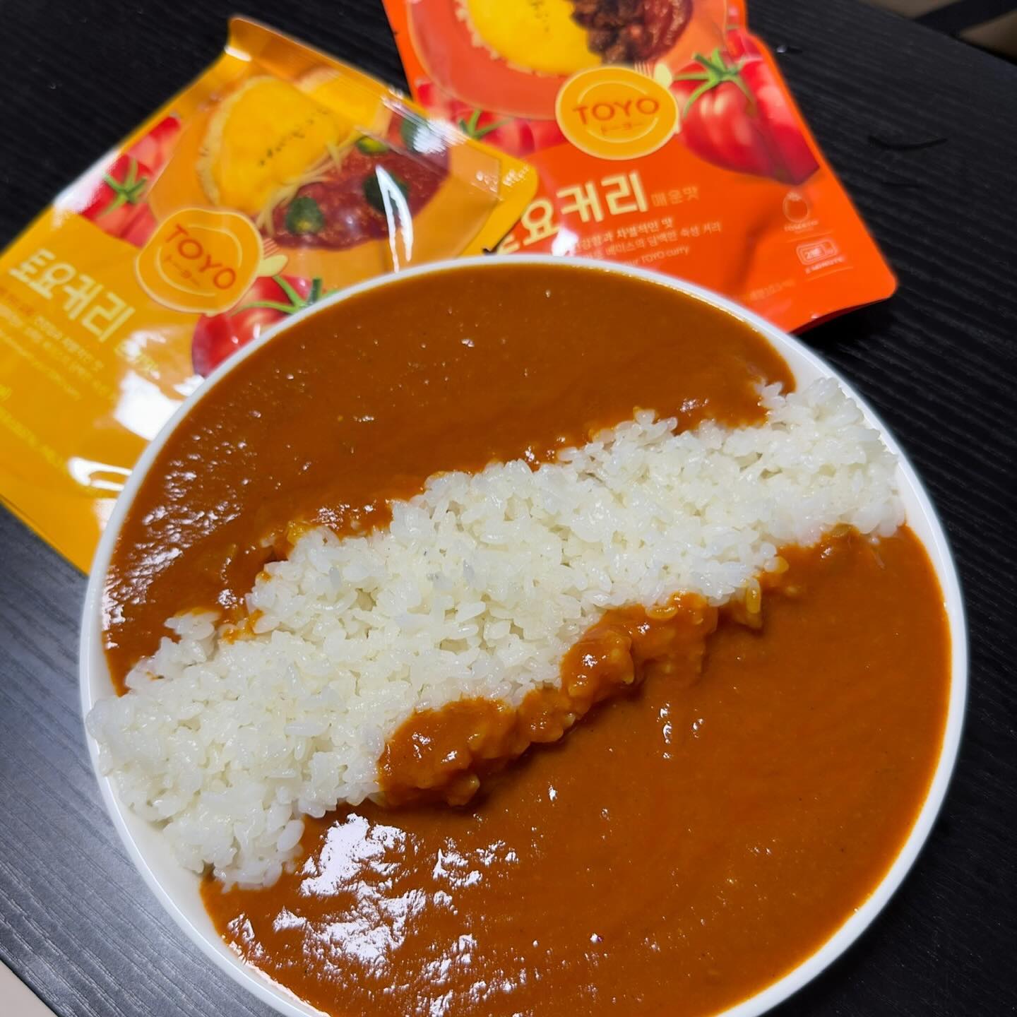 #광고
집에서 간편하고 간단하게
한끼 뚝딱 할 수 있는
다이어트에도 좋고 그냥 먹어도 맛난
토요커리 제품이에요
.
논현동맛집으로도 유명한
토요커리에서 이번에
Ready To Eat으로 먹을 수 있는
RTE상품을 출시를 했는데,
맛은 매운맛과 순한맛
두가지로 즐길 수 있어서
저는 반반으로 준비했답니다🫶🏻
.
카레 양이 많아서 토핑도
가득 넣어서 먹기에도 좋아요!
.
토마토가 무려 73%나 들어있어서
새콤하면서도 진한 맛으로
한팩에 150kcal도 되지 않아서
가볍게 먹기 좋은 커리제품이에요
.
.
* 토요🍛*
https://linktr.ee/toyo_
*RTE(Ready To Eat) - Toyo*
https://smartstore.naver.com/toyoshop/products/8784848492?NaPm=ct%3Dlr04b7w8%7Cci%3Da74ba012e716df43b2193cd544d3a13d29b05f13%7Ctr%3Dsls%7Csn%3D7933466%7Chk%3Db96a35dda8bd5f4c509d0cbb8b8939c56746315d
.
#논현역커리 #논현역커리맛집 #마녀스프 #다이어트커리 #커리추천 #다이어트식품 #논현역맛집 #밀키트맛집 #토요커리 #논현동맛집 #강남맛집 #강남커리 #맛스타그램 #먹스타그램 #먹팔 #맛팔 #맞팔 #리뷰노트 #협찬