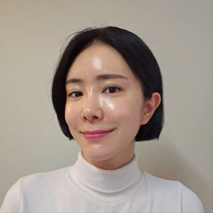 #광고 

며칠간 꼼꼼하게 챙겨발랐더니
피부가 매끈해진게 느껴져요 😊
꾸준히 사용하면 주름없이 매끈하고 환한피부를 만들수 있을듯🩷🫶🏻
  
<센트리웰 케어스> 
오픈기념 이벤트가 진행중이에요
쥬네뷰 셀뮤션 노블 크리스탈 세럼 구매 시
사은품 1인당 1세트 증정 (2023년 11월 15일까지)
"30%할인 행사" 중이에요
구성 : 마스크팩 1매, 파우치 4종 1매, 선스크린 미니 1개, 폼클렌징 1매 

👇 사은품 증정 사이트 👇
센트리웰 케어스 : https://centrywellcares.co.kr

👇 센트리웰 케어스 👇
centrywell_cares

#쥬네뷰셀뮤션노블크리스탈세럼 #미백화장품 #세럼추천 #팔자주름없애기 #쥬네뷰 #센트리웰케어스 #피부결개선 #미백효과 #주름개선 #기능성세럼