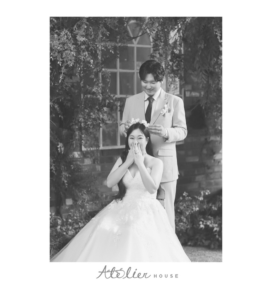 💍2024년 6월 29일 토요일 12시 30분

💍광주 웨딩그룹 위더스 1층 메리엘홀(죽봉대로153)

헹...내가 결혼이라뇨..🫢
(칭긔들아 먼저간다잇😋)

전부 초대하고 싶은 마음은 굴뚝같지만 
오랜만에 하는 안부 인사가 결혼소식이라서
부담을 드릴 수도 있을 것 같다는 생각이 들더라고요🥲

그래서 먼저 연락드리지 못한 분들이 꽤 있어서 마음에 걸립니다

넓은 마음으로 이해해 주시고 혹시라도 먼저 연락 주신다면 
기쁜 마음으로 소식 전달해 드리도록 하겠습니다😄

결혼식 참석하시는분들 Tip⭐

📍포토부스(인생네컷st.) 설치하니까 
.  이쁜 모습으로 사진 왕창찍기👍🏻(무제한이니 뽕뽑고가)

📍뒷풀이 진행❌(원한다면 사회자 칭구한테 문의해보기...)

📍밥 맛있으니까 꼭 먹고가.. 후회하지않아..

📍주차 무료

#영창일기🌻  #결혼식날이1주년 #나결혼한다 #덕담ㄱㄱ