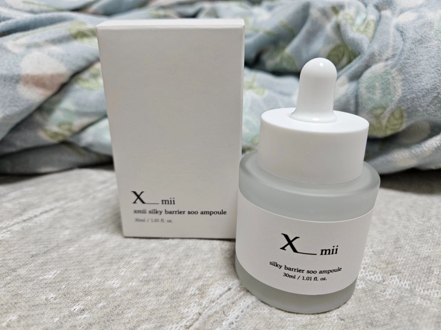 .
#협찬 

xmii_official 

안녕하세요😊
오늘은 #엑스미 실키 베리어 수 앰플을 소개해드리려해요.

겨울철 환절기에 내 피부는 오르락 내리락🥲
이럴때 필요한 것은 탄.탄.한 기초케어인데요.

엑스미 실키 베리어 수 앰플은 묽은 제형으로 스포이드로 손등에 떨어 트렸을 때 쫀득한 느낌을 받을 수 있어요.

피부에 펼쳐 바르면 묽은 제형이라 흐르지 않는 촉촉함으로 가볍게 피부에 흡수되어 끈적임 없이 산뜻함을 선사해줘요.

지금처럼 추운겨울 피부가 갈라지고 건조해지기 쉬운데요.
출근전 데일리로 사용하거나 화장하기 전에 기초케어로 피부장벽을 채워준다면 좋을거 같아요👍

✨️엑스미 실키 베리어 수 앰플로
 피부장벽을 탄.탄.하게 케어해요~😆

💡 변화에 민감할 때_!! 기초 탄탄 기초케어 앰플_!!
✔️건강한 피부생태계 조성
✔️기초피부 면연력 케어
✔️피부 장벽 강화

💡퍼펙트 밸런스 포뮬러로 피부의 리.즈.를 되찾다_!!

1. 4종 유산균을 발효시킨 PROBIOTICS9
  컴플렉스로 기초피부 면연력 UP
2. 유해균 억제로 건강한 피부생태계를
  만들어주는 COMBINED PROBIOTICS
3. 피부장벽을 탄탄하게 바로 세우는 
  스트렙토코커스 발효물
4. 외부환경으로부터 피부를 보호하는
  든든한 피부장벽 판테놀
5. 민감해진 피부를 진정시키는 병풀추출물

겨울철 민감해진 피부를 진정시키기 위한 
첫걸음 엑스미 실키 베리어 수 앰플로 가꿔보아요~♡

#엑스미 #엑스미리뷰단2차 #실키베리어수앰플 #뷰티리뷰#피주장벽케어