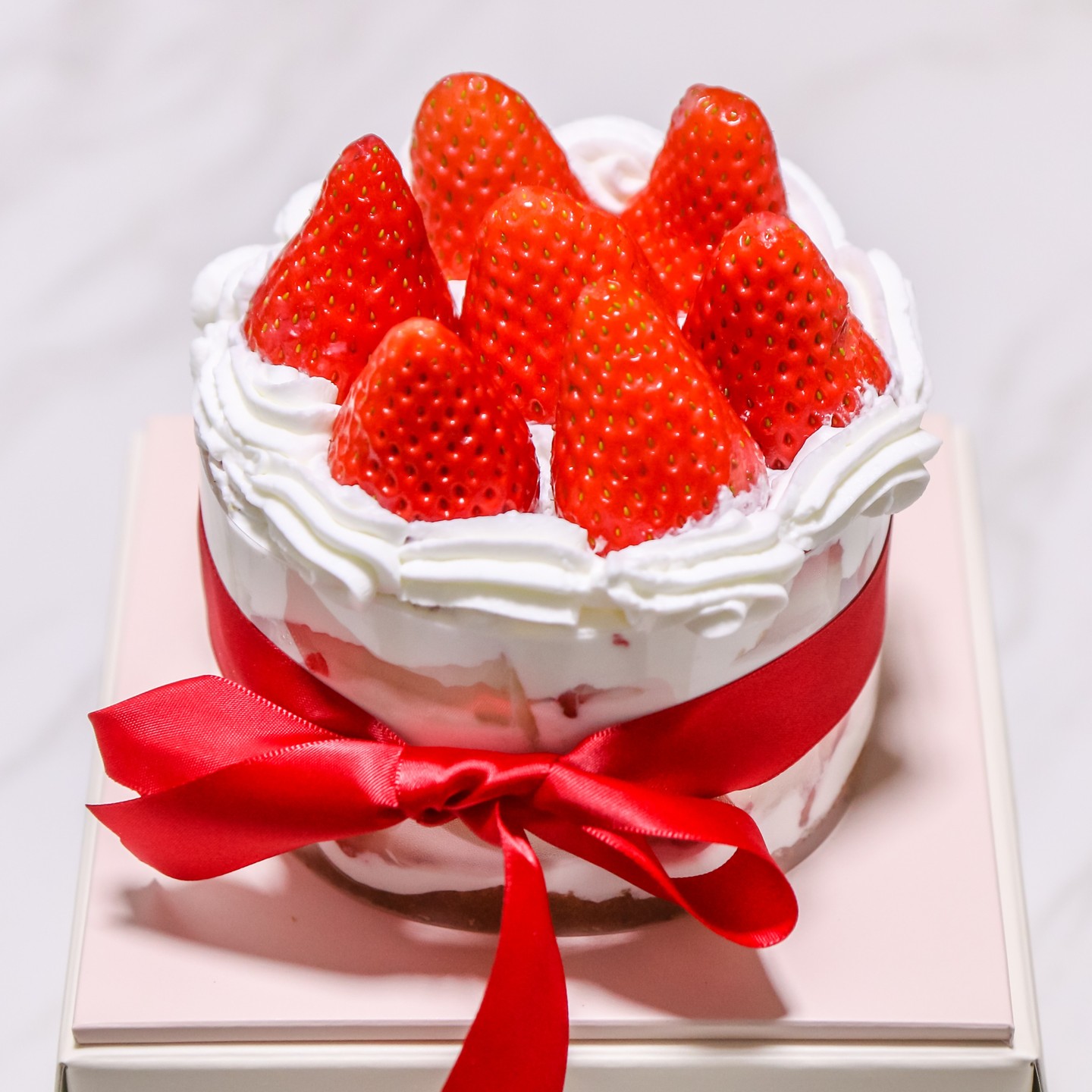 _
🍰 행복한날에
🍰 봉천동 899-24

🍰 딸기딸기해 (딸기생크림쌀케이크미니)
🍰 황치즈 쌀 휘낭시에

이번에 다녀온 매장은 글루텐프리로 속이 편안한 디저트를 골라 먹을 수 있는 '행복한날에' 되겠습니다. 봉천역, 서울대입구역, 당곡역 등 접근성이 좋은 곳에 위치하고 있으며 휘낭시에, 쿠키, 홀케이크, 조각케이크, 도시락케이크 등 다양한 디저트를 판매중에 있으니 참고하시면 좋을 것 같습니다😊

저는 겨울 시즌 디저트 했을 때 가장 먼저 생각나는 딸기케이크를 맛보기 위해 매장을 찾았으며 홀케이크의 경우 사전에 미리 예약이 필요하기때문에 주말전에 사전예약을 하고 새로운 한 주 시작에 냉큼 픽업을 해서 왔습니다😊

특별히 기념할일은 없었지만 이렇게 화려하고 만족스러운 비주얼의 케이크라면 평범한 일상 속 특별한 하루로 만들어주지 않을까 생각하고 기념을 위해 케이크가 필요하거나 혹은 일상을 특별하게 만들어 줄 케이크가 필요하거나 또는 맛있는 디저트가 생각나는 분들은 행복한날에 매장을 방문하시면 좋을 것 같습니다🥰

포장을 완전히 개봉해서 야무지게 맛을 즐겼으며 케이크 위, 옆, 속 할 것 없이 딸기가 가득해 딸기로 시작해 딸기로 마무리를 할 수 있어 너무 좋았습니다. 그리고 디저트 맛집으로 알려진 행복한날에 베이커리에 방문을 했는데 그냥 돌아오면 섭섭할 것 같아 없어서 못먹는 황치즈 쌀 휘낭시에도 추가 포장을 했는데 황치즈 특유의 딴짠 매력과 휘낭시에의 꾸덕하면서도 부드러운 식감을 온전히 즐길 수 있어 좋았습니다😍

커피와 음료도 판매중에 있기때문에 다음에 자전거 라이딩을 나갔다가 커피, 음료와 함께 구움과자, 쿠키 등을 맛보면 좋을 것 같습니다🤣
.
.
.
.
.
.
.
.
.
.
#행복한날에 #서울대입구케이크 #봉천역케이크 #서울대입구역케이크 #봉천동케이크 #케이크맛집 #딸기케이크 #글루텐프리 #딸기케이크맛집 #글루텐프리케이크 #글루텐프리디저트 #휘낭시에 #쿠키 #바스크케이크 #홀케이크 #도시락케이크 #조각케이크 #봉천역카페 #서울대입구카페 #서울대입구역카페 #봉천동카페 #맛집블로그 #맛집블로거 #먹팔 #먹팔반사
