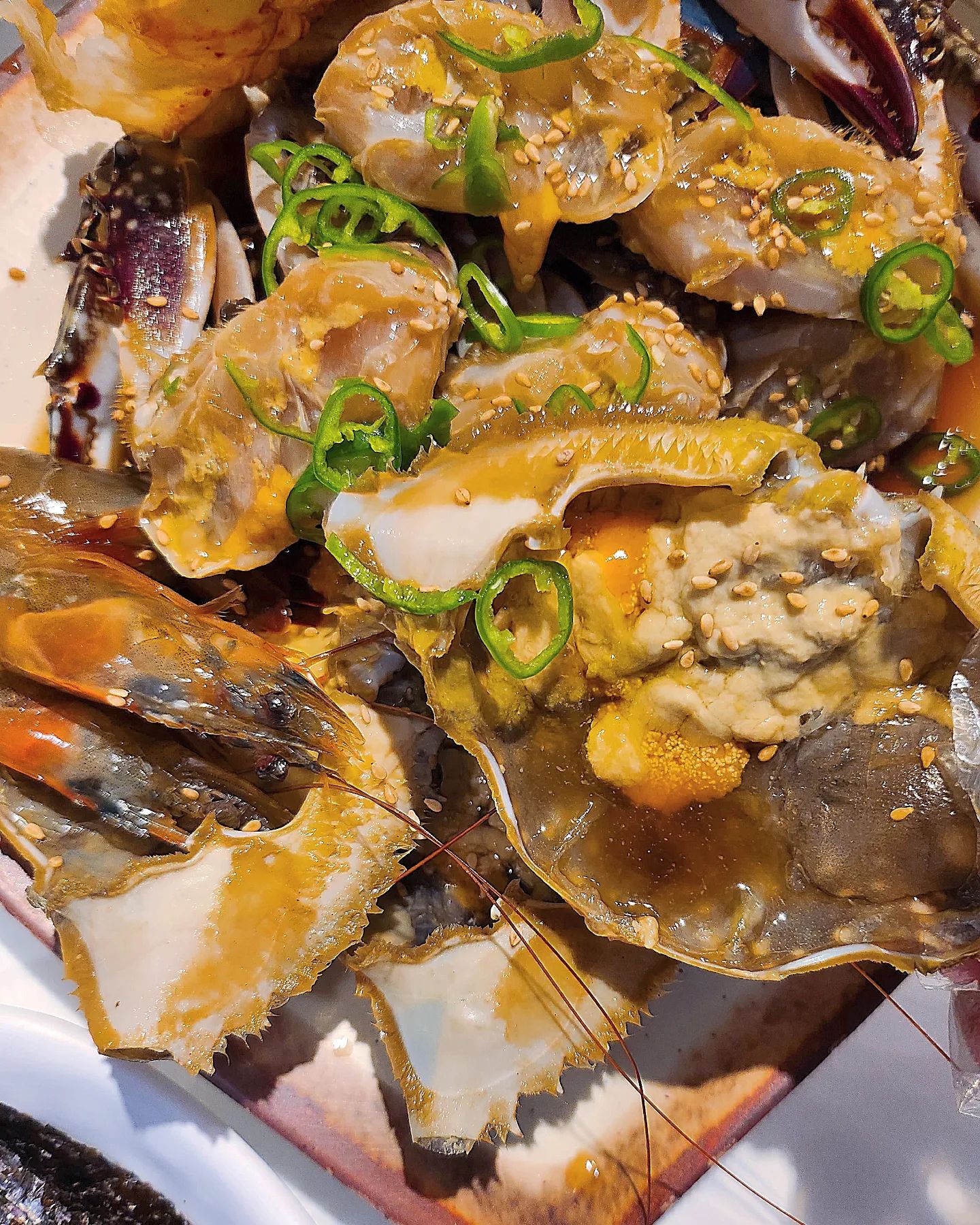 천안 간장게장 갓성비 맛집 재방문👅❤️
#협찬

여기는 저번에도 갔다가 짜지 않은 게장 맛과 갓성비 구성에 반해서 엄마 데리고 또 가야겠다(!)했던 집인데 이번에 좋은 기회로 재방문 하게 되었지비 🌊💙

해물러버 용앙인지라 게장은 언제나 옳긴 하지만..
방문 전날 무척 과음 해버리는 바람에
해장으로는 좀 별로이려나? 하면서 갔는데
꽃게탕으로 해장도 쫘-악 되는데다 버터밥 고소함으로 위장 코팅까지
그냥 너무 맛있어서 ㅠㅜ 과음-과식 연달아 해버렸어요
안 짜면서 맛있으니까 마구마구 들어간다는 단점이 ;

그치만 맛있으니 됐어...🥲
사장님 역시나 이번에도 늠늠 친절하셨고 주차도 편하고 가격 합리적이고 으르신,으른,젊은이들 다 좋아할 집이에요 🦀

심지어 제 싸이월드 브금이었던 재즈가 흘러나오는 간장게장 집이라니..어찌 사랑하지 않으리 ..
정말 365일 먹고싶다 ..

#365간장게장 🐸
천안시 서북구 불당25로 142 2층