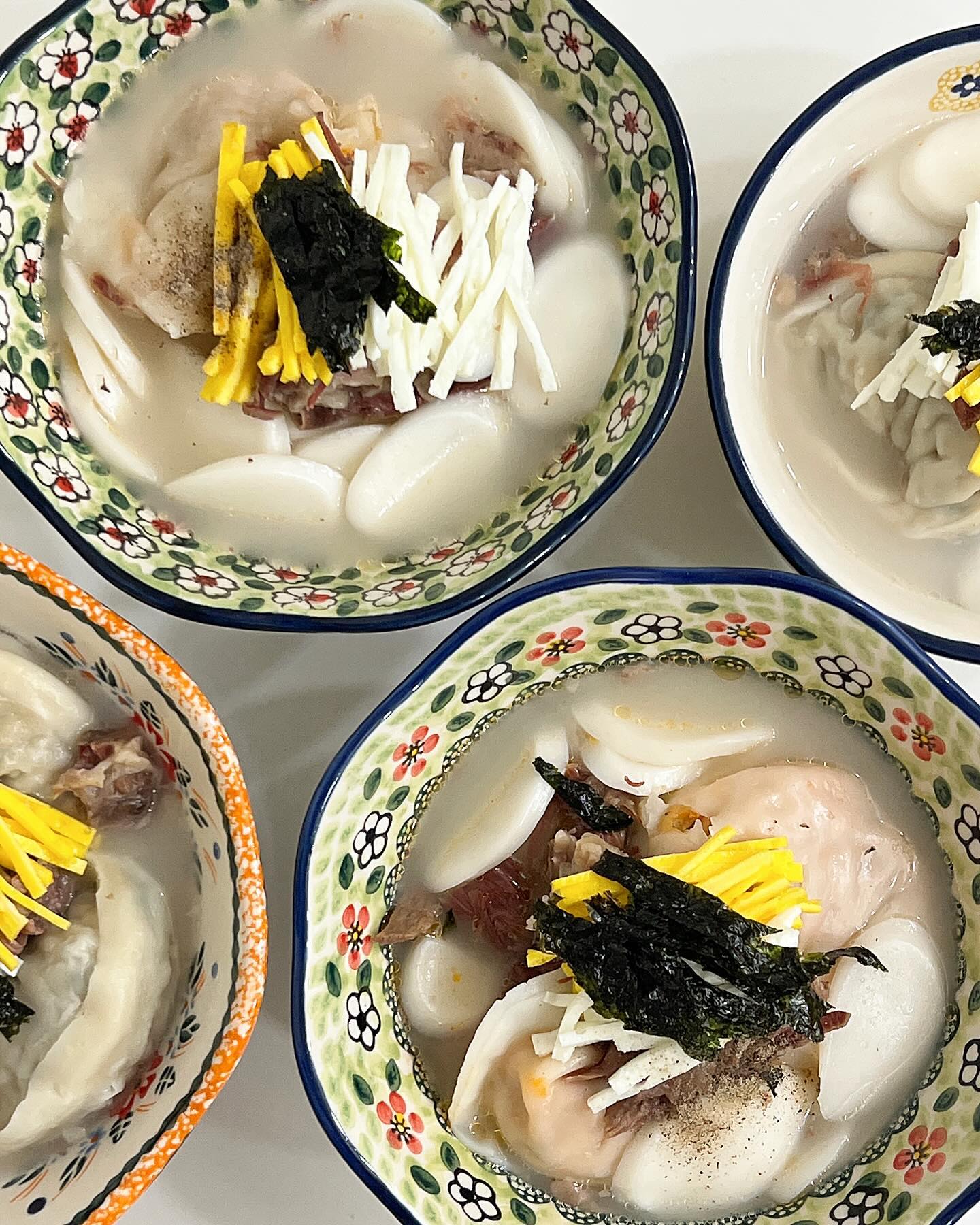 .
어제부터 떡만둣국 타령~~~ popseik 
어머님이 고아주신 고기듬뿍 꼬리곰탕에
애들은 고기만두, 우리는 김치만두 넣고
두가지맛 만둣국,,,,, 언제쯤 통일될건데

#주윤이네식탁 
#떡만둣국 #주말밥상