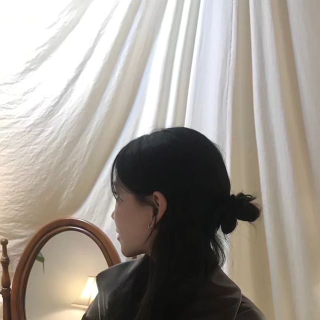 송하 on Instagram: "#제품제공 동물실험 및 동물성 원료를 사용하지 않은😍 비바브라운 (@vivabrown_official) 비건 레더 자켓! 크롭기장에 루즈핏이라 기본템과 코디하면 너무 예쁜..🖤 #협찬 #비바