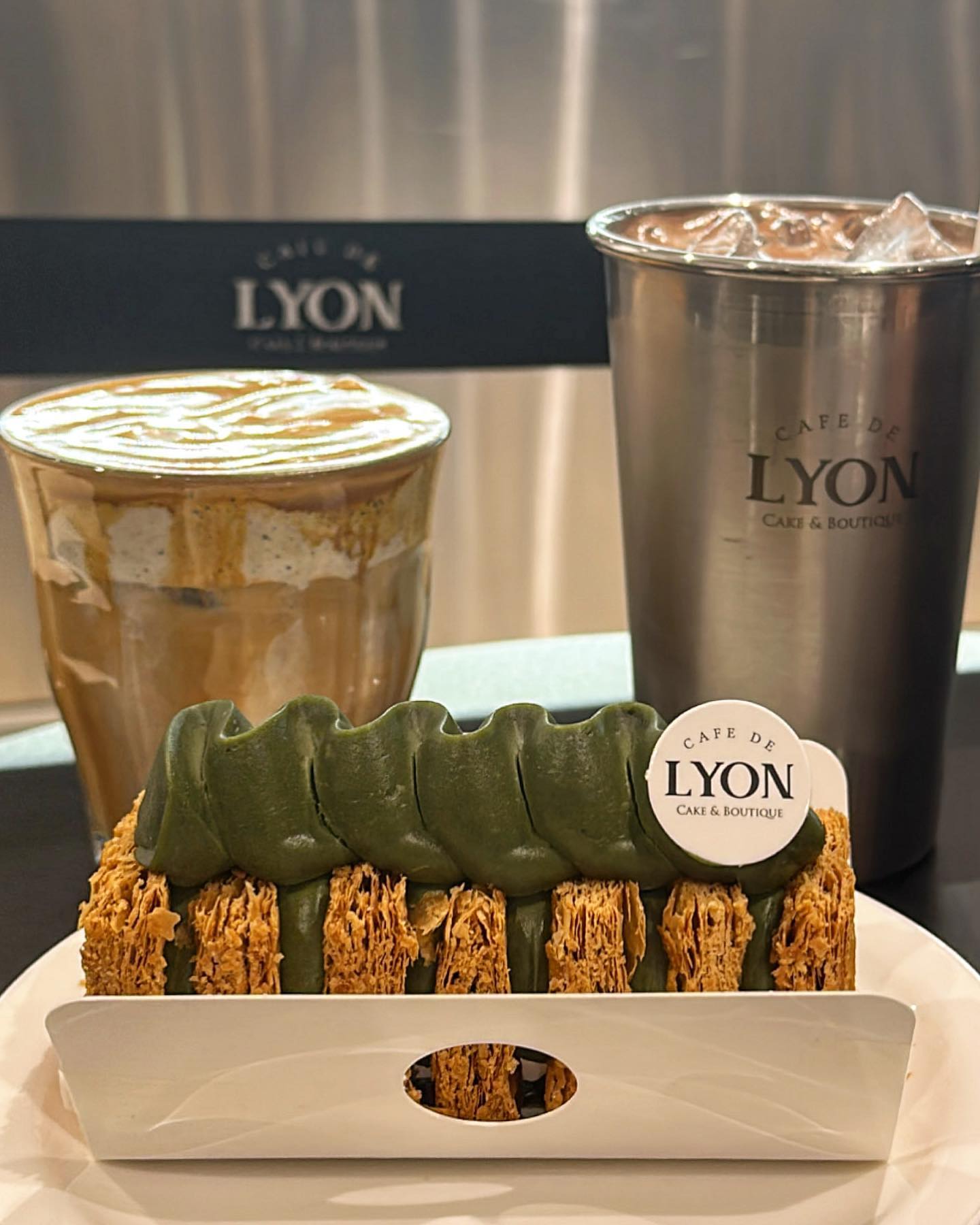 가루가 우수수 떨어지는 맛에 먹는 밀푀유!
맛 도리 디저트 먹고 별마당 트리 구경하기 개꿀🎄💛

  카페드리옹 코엑스점
📍 서울 강남구 영동대로 513 B1층 아이105호 
#삼성카페#코엑스카페#서울카페투어#삼성역카페#밀푀유#트리#크리스마스