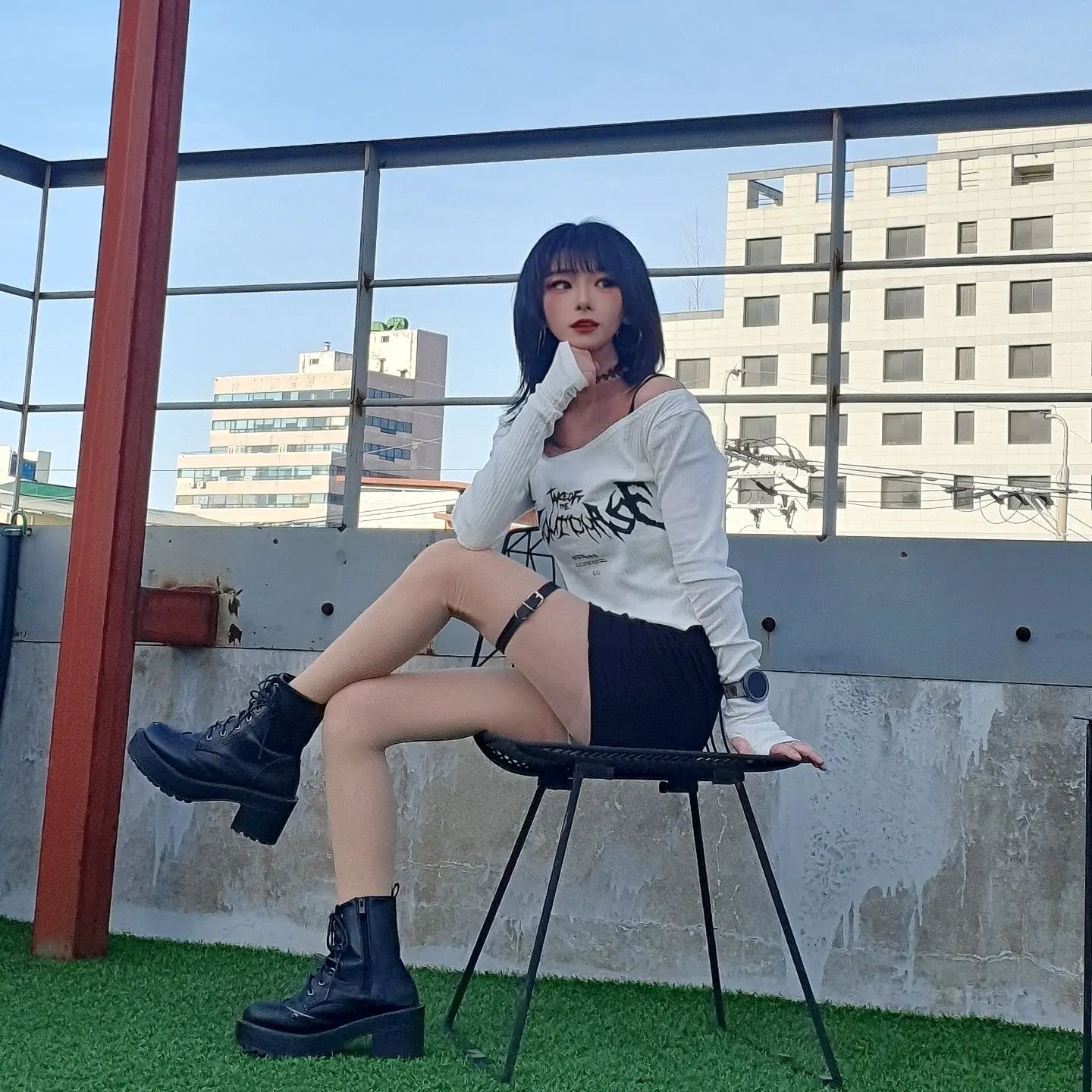 #협찬 cutout_htr  modii_app_official
힙쟁이+데이트룩 챙길 수 있는 만능템 찾았읍니다,,
⠀
👕 CUTOUT_TOC Longsleeve white
⠀
브랜드 이름에서 느껴지는 크롭의 향기,, 절대 참을 수 없지..
날씨 풀려서 데이트도 해야겠고 힙해보이고 싶은데 너무 들어나는건 부담스러울때 나시원피스랑 매치해서 입기 좋았습니다! 트레이닝 매치도 이쁠것같아서 진짜 다양한 스타일 가능한 만능템입니다..🥹
소매도 워머 디자인으로 되어있어 포인트되고 슬림핏이라 요새 돼지뚱뚱이 되어가는 저를 구제해주더라구요🥲
⠀
제가 입은 상의외에도 다양한 디자인의 컷아웃을 전국 더바운스, 플라넷비 오프라인 스토어 실제로 만나볼 수 있습니다!
⠀
'모디'라는 패션앱을 통해 협찬 제공받았습니다.
⠀
#컷아웃 #cutout #디자이너브랜드 #스트릿캐주얼  #모노톤 #모노톤코디 #워머코디 #여자스트릿 #오픈숄더 #슬리브
