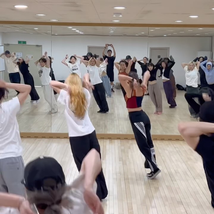 #체육대회 후유증ㅋㅋㅋㅋ
얘들아 힘들텐데 집중해줘서 고마오‼️
알배긴 몸으로 고생 많았어👍
근데 알배긴건 땀내면서 플어야....🌞 #사랑해❤️ 

kma_dance_2014 

#베이직 #왁킹 #루틴 #수업 #끝 #댄스 #댄서