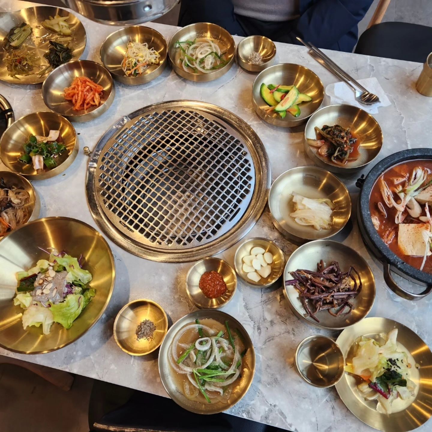 정욱식당으로 주차도 여유롭고 매장도 넉넉하니 수지 인근이니 용인에서 회식이나 가족모임으로 고기먹으러 가기 좋은 #고담정육가든 #수지연말회식 #연말가족모임추천 #용인수지가족모임 #용인수지설경뷰맛집 #용인수지단체회식 #왱인수지연말모임 #신봉동맛집 #용인정육식당