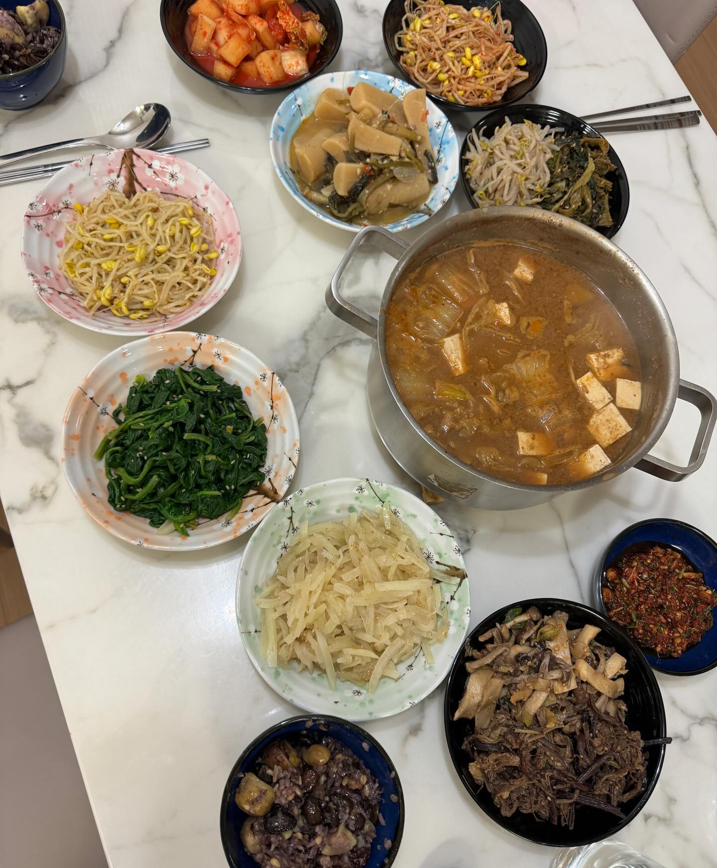 정월대보름 찰밥에 밤이별미👍 나물만 8가지 간만에 집밥😋
#정월대보름 #정월대보름 #나물#나물반찬 #찰밥