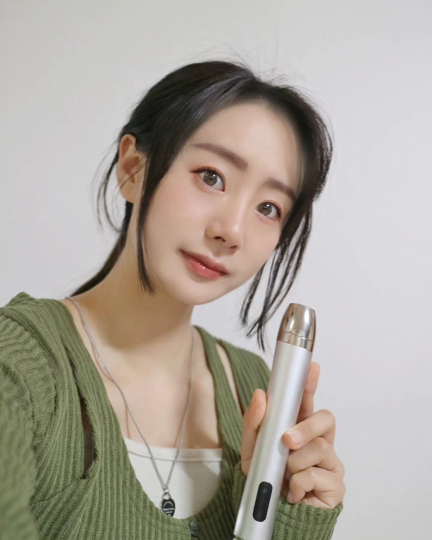 #협찬

바쁜 일상으로 따로 관리받기가 어려워서 요즘은 홈 케어가 필수인데요~

제가 가져온 #부스터소닉 은 
피부과 LDM (물방울리프팅) 시술과 같은 원리를 넣은 디바이스인 제품으로  속당김 속건조를 개선해주고 노화 콜라겐 제거& 새싹 콜라겐 생성 기능까지  있어 효과가 탁월한 제품으로 연예인 물광 원하시는 분들은 더욱 관심을 가질 수 밖에 없는 제품입니다. 

저는 복합성 피부에다 생활 패턴도 규칙적이지 않아서 가끔 트러블도 올라오고 속 건조에 피부 결도 좋지 않았어요.

좋은 기회로 제품을 받게 됐는데 제품 후기를 보니 평이 좋아서 기대하는 마음으로 1주일 동안 꾸준히 사용해 보았어요. 효가는 기대 이상여서 정말 놀랐습니다.👏

짧은 1주일였지만 사용 전에 얼굴에 붉은 끼도 있고 속 건조도 심했는데 사용 후에 점점 진정되면서 붉은 끼도 없어지고 피부에서 광도 조금씩 나기 시작했어요~ 트러블도 작게 났는데요 며칠 지나지 않아 다 가라앉았어요!! 

손으로 쥐고 있을 때 사이즈도 적당해서 불편함이 없었고 사용도 가편해서 너무 좋았습니다.😊💕

겨울철에 피부가 많이 건조하거나 트러블이 많이 나시는 분들께 정말 강추합니다~ 진정 효과 너무 좋아요! 

구매 시 젤도 같이 주시는데 듬뿍 발라서 사용해 주시면 쫀쫀 해지는 느낌이 들면서  진정과 수분 효과를 동시에 느낄 수 있습니다.

#부스터소닉  #글로우엠 #GlowM  #BoosterSonic #뷰티디바이스, #가정용물방울리프팅, #LDM, #물방울리프팅
#홈케어 #홈케어기기 #관리하는여자 #진정관리 #피부관리 #진정 #뷰티 #뷰티모델 #모델 #협찬문의 #협찬환영 #후기 #인플루언서 #소통 #뷰티그램 #girl #model #beauty