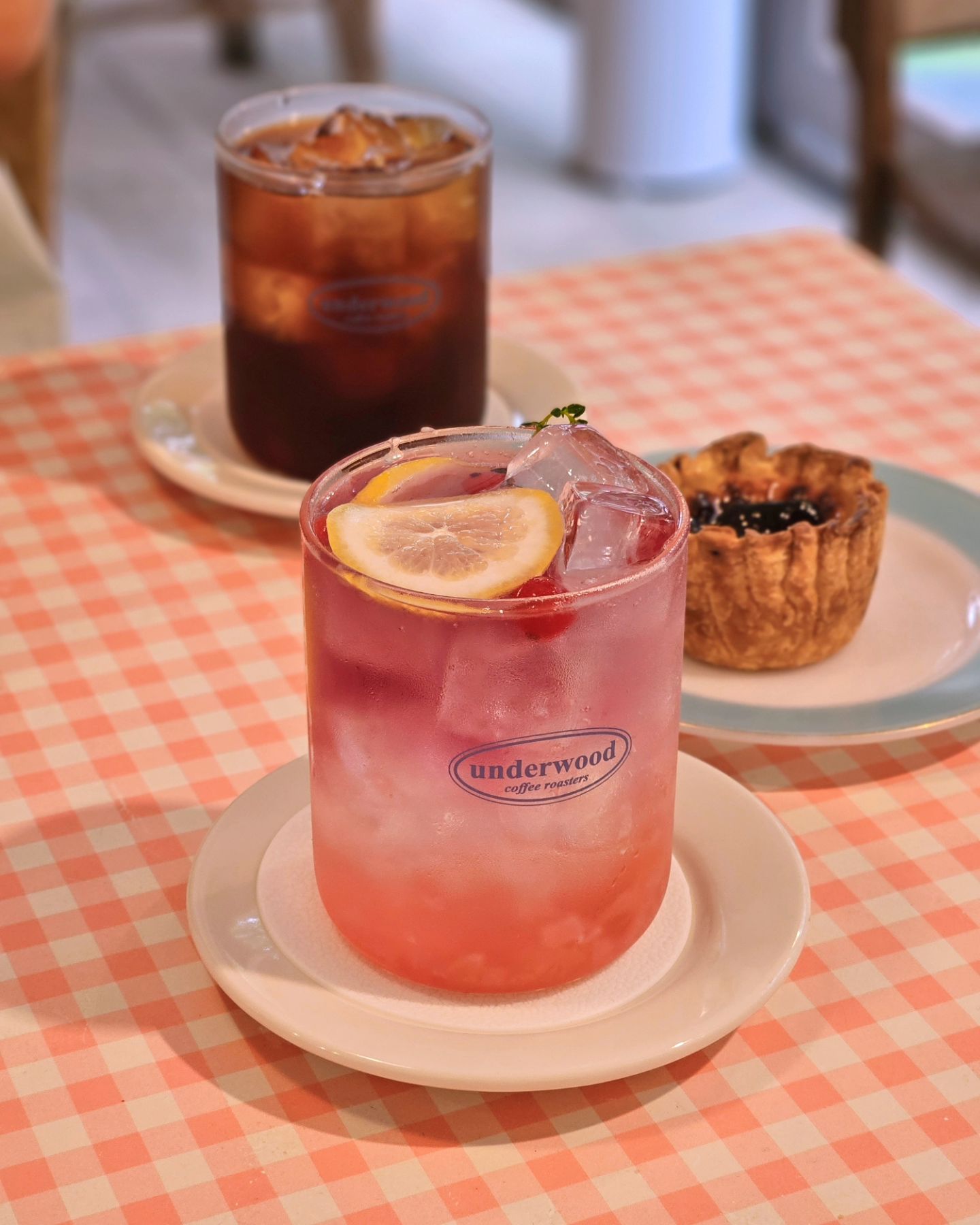언더우드커피로스터스🧵
⠀
⠀
⠀
🥧에그타르트
🍹복숭아리치소다
☕핸드드립커피
⠀
 
⠀
 ​
Heart Score : 💖💖💖💖🤍
⠀
⠀
⠀
*̩̩̥*̩̩̥ ୨୧ ⑅ ୨୧ *̩̩̥*̩̩̥

경춘선숲길(태릉입구역) 언더우드커피로스터스
under.wood_coffee

✼• ┈┈┈┈┈┈┈┈┈┈┈┈┈┈┈┈•✼
📍서울 노원구 공릉로 119-5
⏰매일 9:00~20:00 / 주문마감 30분전
📅비정기휴무(네이버 확인)
🚗주차 가능
✼• ┈┈┈┈┈┈┈┈┈┈┈┈┈┈┈┈•✼​​​​

#언더우드커피로스터스 #경춘선숲길 #경춘선숲길카페 #공리단길 #공리단길카페 #태릉입구카페 #공릉동카페 #노원카페