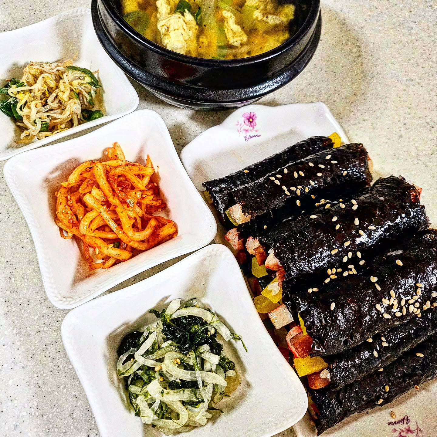화요일#집밥 #집밥스타그램 

오늘의 저녁메뉴는 간단하게"꼬마김밥"입니다.🤗
오늘 너무 춥네요~~🥶🥶🥶
내일 눈이 ☃️엄청 온다고 하네요~~첫눈이 내리네요❄️☃️
낼 출근할때. 단단히 꽁꽁싸매고 출근하셔요~~~ 
오늘 저녁은 간단하게  꼬마김밥 말았어요.. 
제가 피곤함이 ㅋㅋ쩔어서. 도저히 저녁밥 할 기운이가~없네요
🤣🤣 그래서 간단하게 말았습니다~^^
꼬마김밥 은 역시👏맛있네요~~
