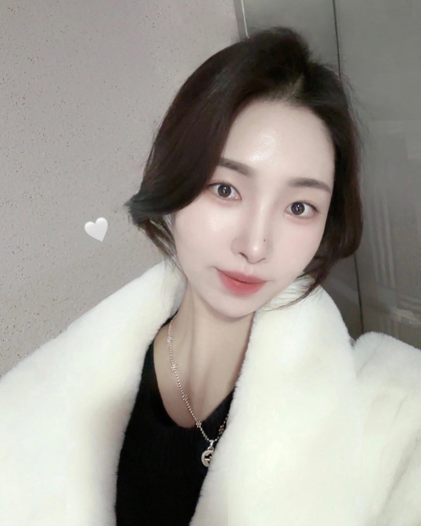 눈 녹는 기간이 유난히 길었던 이번 겨울
1월은 나와의 약속을 지키다보니
회사, 집, 헬스장, 독서실.. 이 장소에서 보낸 시간이 가장 많네😳

내일 생일자, 코 앞에 마지막 20대가 있다보니
괜히 마음이 몽글몽글해져서 끄적끄적

멘탈도, 육체적 건강도, 내면의 깊이도 모두 챙길 수 있는 내가 되어서
주위 사람들 잘~ 챙길 수 있도록!
더 열심히 살아가야지🙏🏻🤍

(그나저나 붕어빵, 호떡의 소소한 행복은 이제 어디서 누려..)