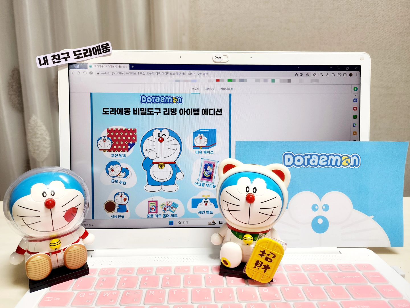 #협찬
.
.
내 친구 #도라에몽 😺
우리 아이들이 주인공 진구에게 붙여준 별명은 울보!.
울보 진구가 훌륭한 어른으로 자랄 수 있도록
미래에서 타임머신을 타고 온 도라에몽인데요~
고양이로봇이지만, 쥐로봇에게 귀를 갉아먹혀서
귀는 없고, 졸지에 쥐를 무서워하는 도라에몽이라죠~
.
저희 아이들과는 도라에몽의 모든 시리즈를 보았고,
만화책으로도 만나보았고, 극장판도 모두 보았을 정도로
도라에몽 사랑이 가득가득~~
이번에 개봉한 #도라에몽영화 🎬
<극장판 도라에몽 진구의 지구 교향곡>도
너무 재미있게 보고 왔더랬죠 ㅎㅎㅎ
.
.
도라에몽을 볼 때마다
도라에몽의 사차원 주머니 속
여러 가지 미래세계의 #비밀도구 들이 탐났던 아이들인데,
이번에 #도라에몽와디즈 펀딩이 오픈되며,
도라에몽 비밀도구 리빙 아이템 에디션을 만날 수 있더라구요!!.
.
.
⭐️도라에몽 와디즈 펀딩⭐️
< 도라에몽 비밀도구 리빙 아이템 에디션 >
👉 도라에몽의 인기 비밀도구가 일상생활에서 사용할 수 있는 #도라에몽굿즈 로 등장!!.
.
✔️도라에몽 풀 세트 : 아크릴 무드등, 샤쉐인형, 손목쿠션, 쿠션담요, 티슈케이스, 세안밴드, 포토카드 홀더세트
✔️어디로든 문 세트 : 아크릴 무드등, 샤쉐인형, 쿠션담요, 티슈케이스, 포토카드 홀더세트
✔️도라야끼 세트 : 아크릴 무드등, 샤쉐인형, 손목쿠션, 티슈케이스
✔️대나무 헬리콥터 세트 : 아크릴 무드등, 샤쉐인형, 손목쿠션
✔️타임보자기 세트 : 아크릴 무드등, 쿠션담요
.
어디로든 문 디자인의 아크릴 무드등이 가장 탐났는데,
모든 세트에 기본 구성으로 들어있어서 넘 좋더라구요 ㅎㅎ
.
게다가 이번 #와디즈펀딩 에서만 만나볼 수 있는
특별한 #한정굿 즈들!!!.
말랑키링 4종, 코스터 6종세트를
스페셜한 구매 특전으로 만날 수 있더라구요~
또한 슈퍼얼리버드 얼리버드로
풀 세트 800개 이상 구매 달성 시
풀 세트 박스도 받아볼 수 있다고 해요~
이것들도 넘넘 탐나던 ㅎㅎㅎ
소장가치가 높아서 더더 마음에 드네요 ㅎㅎ
.
.
⏰️펀딩기간
✔️알림 신청 기간 : 7/12(금)~7/28(일)
✔️본 펀딩 기간 : 7/29(월)~8/19(월)
.
미리미리 알림신청하고,
슈퍼얼리버드로 후다닥 만나보길 추천해요~
.
👉https://www.wadiz.kr/web/wcomingsoon/rwd/298199
.
.
#doraemon #도라에몽극장판 #도라에몽진구의지구교향곡 #대원미디어 #대패프렌즈 #대패프렌즈6기 #대외활동 #대외활동추천 #캐릭터 #굿즈 #와디즈 #도라에몽펀딩 #도라에몽에디션 #도라에몽한정판 popcon_daewonmedia