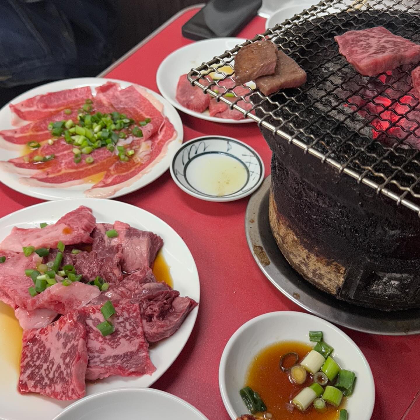 둘째날 일본여행 저녁으로는 야끼니꾸 흡입하러 갔는데
세상에 마상에 입에서 녹아부러용......🫨🩷

한입 먹을때마다 감탄하면서 먹었어요.......
진짜 두툼한 우설이 제일 맛있었습니다아 🥹

그담으로 갈비살 , 안창살 , 등심 , 볼살 사시미 여러가지 시켜먹어보는데

다 입에서 살살 녹아요... 또먹고싶네용 🥲🥲

고기만 먹으니 느글느글하기도 하고 한국인 입맛아니랄까봐 국밥 메뉴 보이자마자 바로 시켰는데 신의 한수였어요...

국밥도 맛있더라구요.. 콩나물 국밥 스타일에 참기름향 나서 한국인 입맛에 딱 좋았습니당 .. 🩷

가게가 그닥 크진 않아서 협소한 편이었지만 
한국인들도 정말 많았고 , 밖에도 테이블이 있어서 노상느낌 식당이라고 생각해주시면 될거같아용 

다만 ! 실내흡연이 가능한 곳이라 비흡연자분들한테는 살짝 아쉬울수도 있을거 같아요!

그럼에도 불구하고 너무나 맛있어서 다시가고싶은 식당입니다 ㅎㅎ

저녁 맛있게먹고 도톤보리쪽 구경하면서 타코야끼 하나 사주고 , 제가 또 본건있어가지고..ㅎㅎ 편의점 어묵들이 맛있다길래 바로 사서 숙소 들갔습니다 ㅎㅎ

국밥으로 풀리지않는 느글느글함을 없애기 위해 신라면 사간건 안비밀!!!😜

야끼니꾸 식당은 요기입니다 ➡️ #스미비야키호르몬카라카라테이