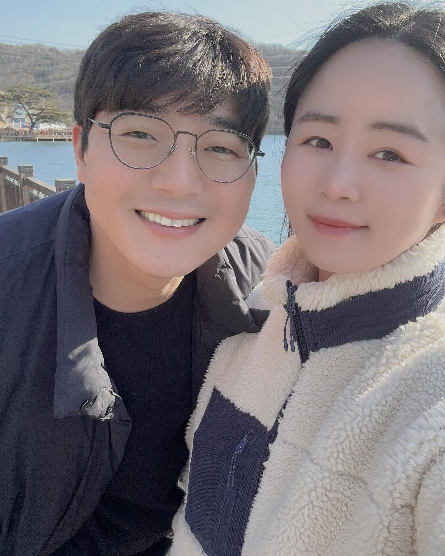 쟈기야,, 우린 키스신 같은건 못찍겠다,,😂
볼에 뽀뽀한번 해봐,, 이게 그렇게 어려운 장면인지 몰랐네😆
다시는 이런거 하지말자💙❤️
.
#커플뽀뽀사진 #이런건하지않기로해 #웃겨서안되겠어