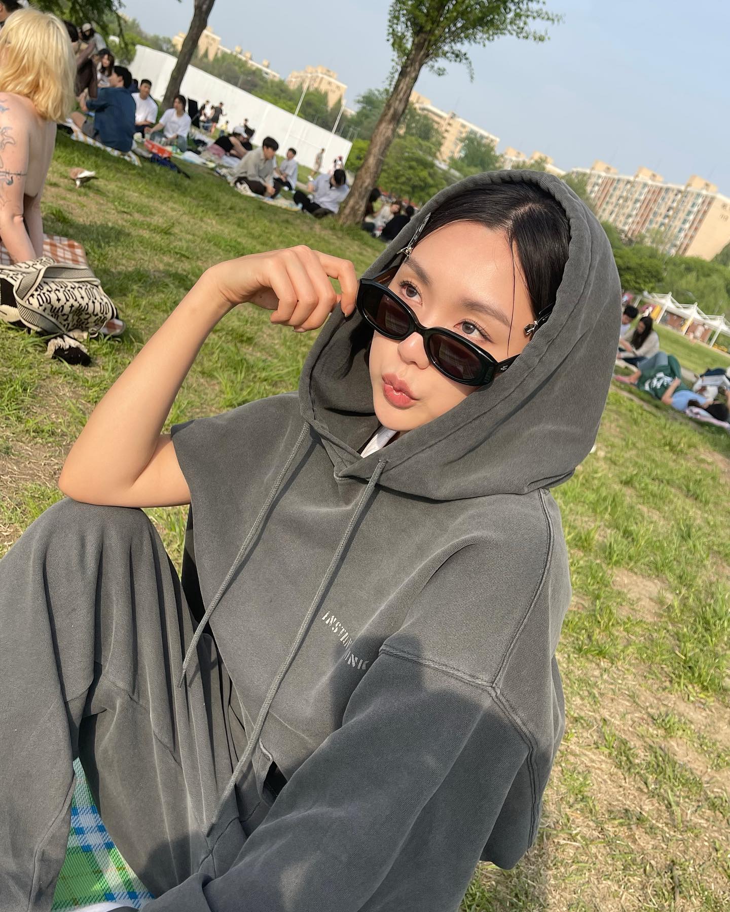 🕶️🍷🖤우리 엄마 딸이랑 한강 피크닉🫧🎀🩷
instantfunk_official 
.
.
.
.
.
.
.
#funkplayer #instantfunk #ootd #outfit #outfitinspiration #outfitoftheday #fashionstyle #selfie #instagood #fff #liketime #instalike #daily #hanriver #seoul #오오티디 #자매스타그램 #자매 #자매룩 #시밀러룩 #트레이닝복 #좋반 #좋아요그램 #sisters #sisterlove❤️ #bigsis #lilsis