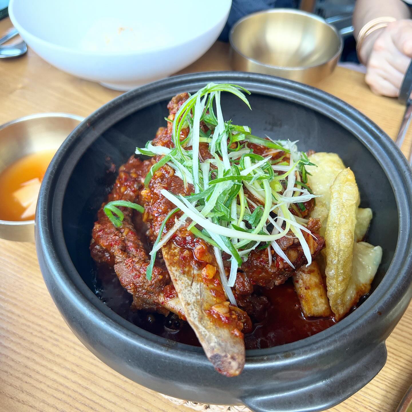 주말 경주에 놀러갔다가 발견한 맛집!!

요즘핫한 경주황리단길에 위치하고 있는데
경주 안간 사이에 갈비찜집이 어마하게 생겼더라능~
그중에서 거송갈비찜에 가보았는데

포토존도 많이 준비되어 있으니 인증샷 찍기도 좋고
한옥으로 깔끔하게 인테리어 되어 있으니까
여행온 기분을 제대로 느낄 수 있어서 더 좋았던 거 같음~

돼지 양념갈비찜 먹는데 이거 소냐고 묻는 사람들
그만큼 부드럽고 맛있었다는 거 아니겠습니꽈!!

시원한 김치말이국수는 더운 날씨랑 찰떡궁합
갈비만두도 또 먹고 싶구료!

경주가게 된다면 다시 방문하고 싶은 곳으로 찜!!

#일상 #데일리 #먹방 #먹스타 #먹스타그램 #맛스타그램 #경주여행 #경주맛집 #경주한식맛집 #경주황리단길맛집 #경주한정식맛집 #경주분위기좋은밥집 #거송갈비찜 #좋아요 #좋아요반사 #좋반 #좋테러 #한줄반사 #인친해요 #선팔하면맞팔 #fff #foodinstagram #good #goodfood #koreafood