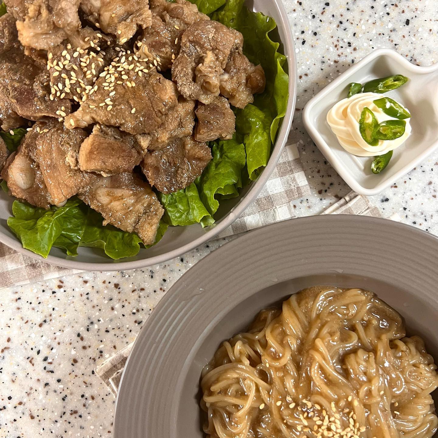 ⭐️정말 오랜만에 진행하는 공구⭐️

알고 먹으면 더 맛있는 '국보 돼지갈비'

과일퓨레 ❌ 생과일/야채 착즙 ⭕
(사과,배,파인애플,양파,대파,생강,마늘,청양고추)
MSG에선 느낄수 없는 은은한 단맛과 감칠맛

식용본드로 붙인 목전지❌ 목살❌
국내산 한돈 갈비를 LA갈비식으로 절단
오직 한돈 돼지갈비

12시간 2번 핏물제거작업으로 깔끔하게 잡내제거
연육을 돕는 천연과일/야채즙에 비법간장으로 24시간 저온숙성

k-디저트로 남은 양념소스에 감자면까지 끓여서 먹으면 정말,,완벽 그자체 입니다👩🏻‍🍳

1팩만 구매해도 박스로 된 선물포장도 가능하다는 점! 
추석도 가까워지는 만큼 가까운 지인들 가족들에게 선물로도 최고 입니다🤍

가격: 14900원 ➡️ 12900원! 

 
⭐️구매는 프로필 하단에 링크 들어가서 
구매하시면 됩니다⭐️