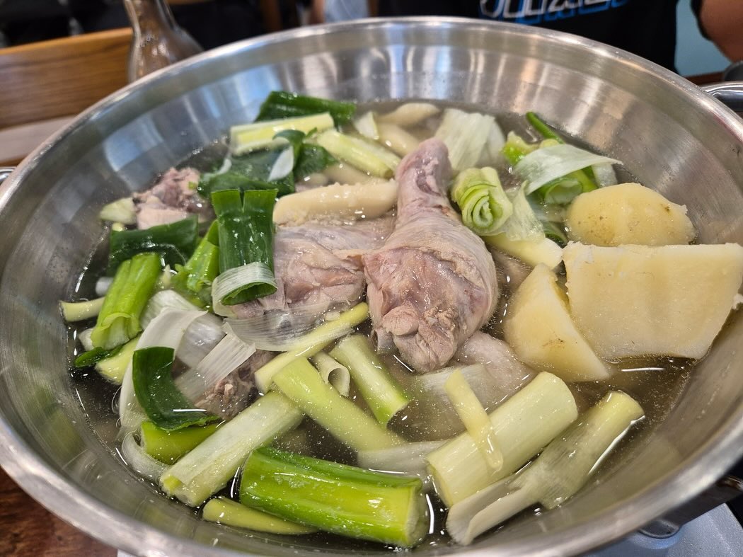 보끔당 청주 강서점에 다녀왔어요! 
이번에 신메뉴로 나온 닭한마리 먹었는데 진짜 맛있었어요.🍲✨

매장은 깔끔하고 넓어서 편안하게 식사할 수 있었어요. 
기본 반찬으로는 김치, 치킨무, 콩나물국을 가져다주시고 
셀프바에서 더 가져다 먹을 수 있었어요.🥢🥗

드디어 나온 닭한마리! 
양도 푸짐하고 정말 만족👍🏻
국물이 진하고 육수가 깊어서 넘 맛있었어요. 

닭고기는 부드럽고 촉촉해서 먹기 좋았고, 
양념도 매콤하고 맛이었답니다.🍜❤️ 

감자사리면도 쫄깃하고 국물이랑 잘 어울렸어요!

전체적으로 맛도 좋고 직원분들도 친절해서 
즐거운 식사 시간을 보낼 수 있었어요. 
다음에도 또 방문 의사 100% 😊👍

📍 주소: 충청북도 청주시 흥덕구 강서로 121
📞 전화번호: 0507-1427-1560
⏰ 영업시간: 매일 11:0022:30 
 (브레이크 타임 15:00-17:00)

#협찬 #보끔당청주강서점 #청주맛집 #강서맛집 #강서동점심 #강서동저녁 #청주닭볶음탕 #강서동닭볶음탕