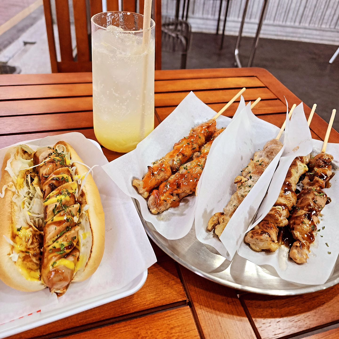 #협찬 호롤롤로💃🕺
요런맛집 우리집 10분거리에 있음 좋겠다😛
편하게 슬리퍼신고 나가서 닭꼬치에 핫도그에
상큼달콤한 에이드에 맥주까지 씨~원하게 
한잔하고 오면 하루피곤이 싹가실듯✨️
.
✔️뉴욕식핫도그못지않은 다양한 수원식핫도그는
종류별로 하나씩 다 맛봐야함! 신선한재료가득넣어
씹히는 식감이랑 매콤달콤 소스조합 완전 내취향💕
✔️은은한 숯향이 느껴지는 담백한 닭꼬치는 
소금,양념,데리야끼 종류별로 꼭꼭 맛보기 
✔️감튀,콜팝,슬팝,피카츄돈까스까지 추억의안주도
가득가득 완전 참새방앗간🙊
.
.
🎀호롤롤로
🎀경기 수원시 권선구 권선동 1049-7 1층
🎀매주 월-금 / 오전11시~밤11시
.
.
#권선동핫도그 #핫도그맛집 #수원핫도그
#권선동에이드맛집 #권선동닭꼬치 #수원권선동핫도그