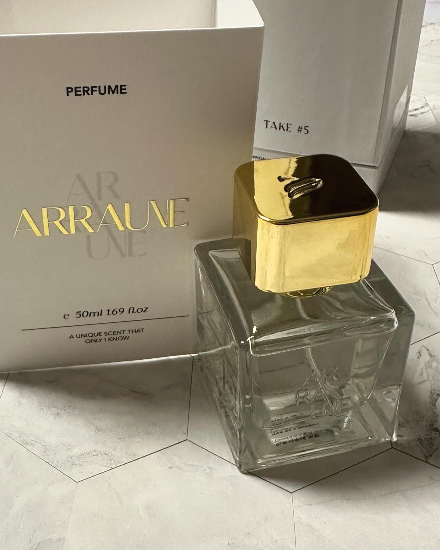 #광고 arraune.official 

어쩜 이렇게 내가 좋아하는 향이 다 있을까 싶을 정도로 
베이스, 미들, 탑 노트에 멋진 향들이 다 있어요. 

TOP Black Currant, Pepper, Cinnamon, Bergamot
Middle Jasmine Lemon, Rose, Cotton 
Base Musk, Patchouli, Amber 

첫향은 묵직하지만, 남은 잔향들이 좋고 신비로워서 
우디한 느낌이라 남성적일줄 알았으나 의외로 여성에게도 어울리는 향수 

#아르라우네 #니치향수 #향수추천 #SOTD #OOTD #오늘의향수