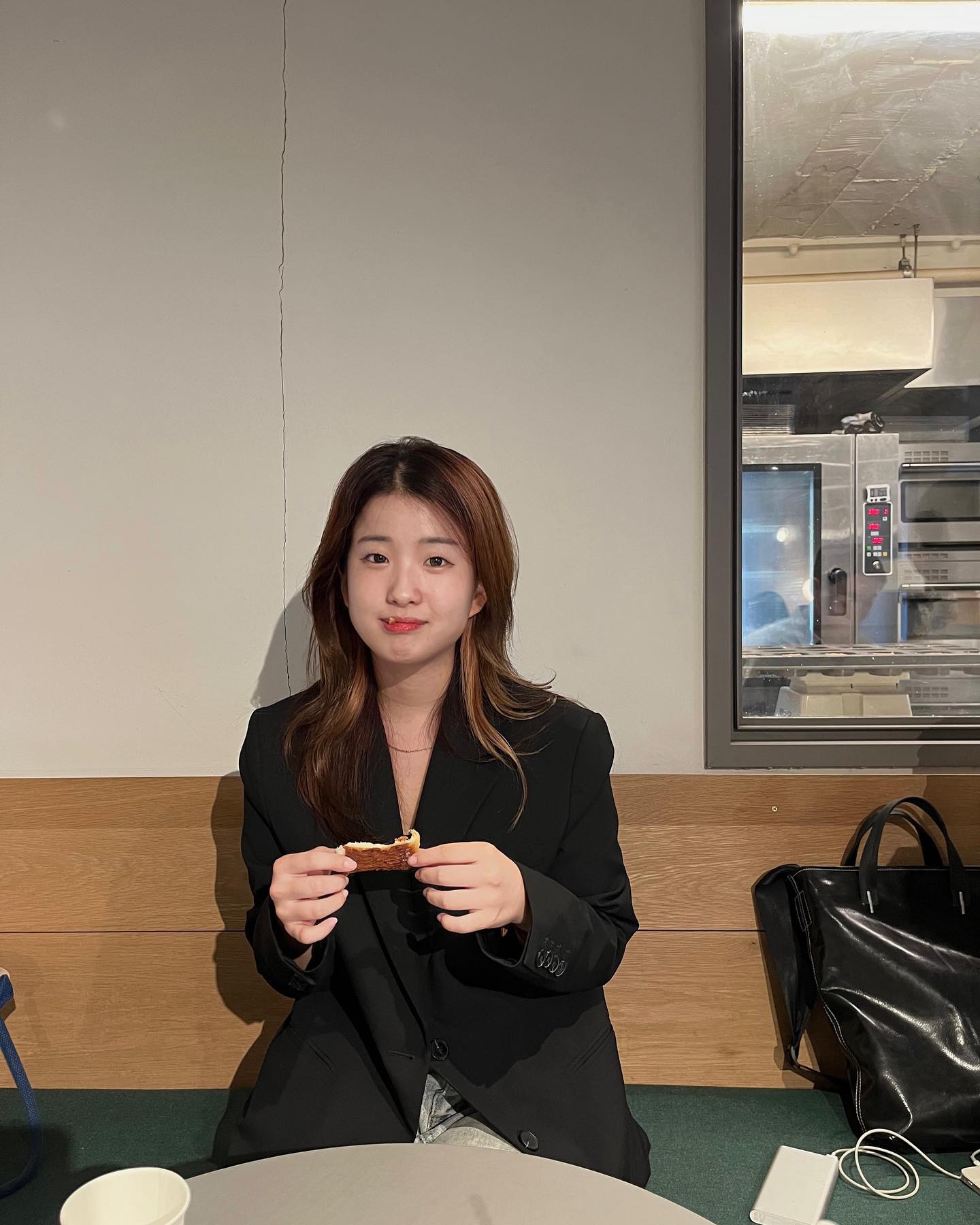 🥐 🫶
소금빵 한쪽도 나눠먹어라 ,,, 

걷다가 아비에무아 쇼룸 발견 ,,,
둘다 인터넷세상에 살아서 이거 봤다믄서 조아하기 ,,,
💛