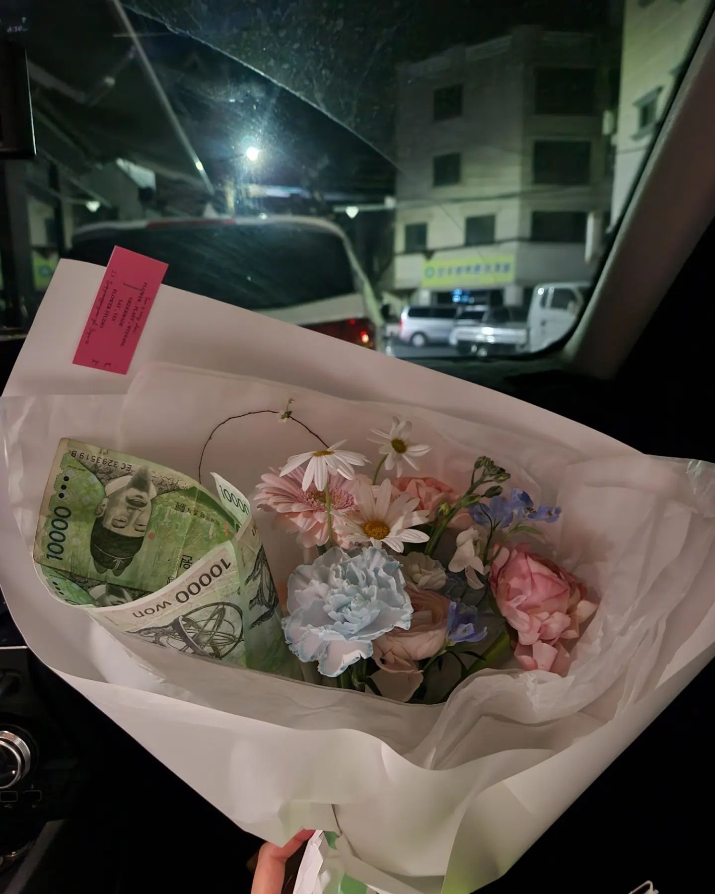 🍭White Day🍭

오빠한테 사탕 안먹으니까
아무것도 하지 말랬는데

꽃이랑 향수 사오는 남자👉🫶

그래도 화이트데이인데
사탕이 하나쯤은 있어야 된다고
돈으로 포장지 만든거봐 ㅋㅋㅋㅋㅋ

하루종일 찾지말라더니 혼자 만들고 있었다고
생각하면 너무 귀엽다 ㅋㅋㅋㅋㅋ

나의 향을 항상 채워주고
마음도 채워줘서 고마워❤️ 너무 너무 사랑해❤️