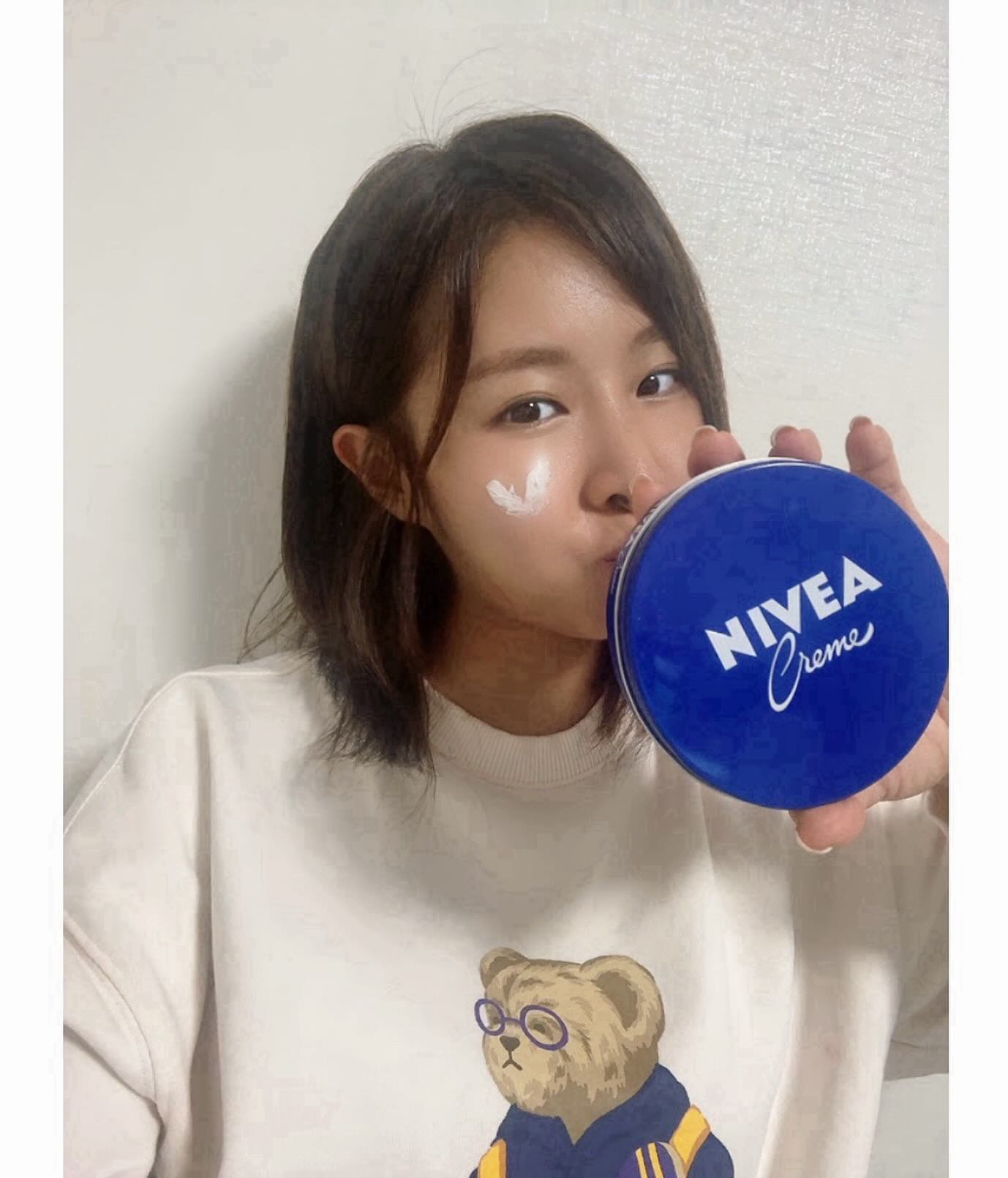 #광고 요즘 부쩍 미스트를 달고 지낼 정도로 건조한데 슬리핑팩 겸용으로 사용하면서 건조증이 개선됬어요!피부 표면에 수분을 지켜주는 보호막을 형성하여 오랫동안 촉촉하고 부드러운
메이크업 전에 프라이머 대신 니베아 크림을 소량 펴바르고 메이크업을 했더니 그런 들뜸이나 건조함이 사라졌어요! 
그리고 낸시가 애기낸시라서 좋아요 헿 순딩순딩애기낸시 크응🩵
#니베아 #NIVEA #니베아크림 #니베아크림틴 #마이크림틴 #싱글즈 #인품사