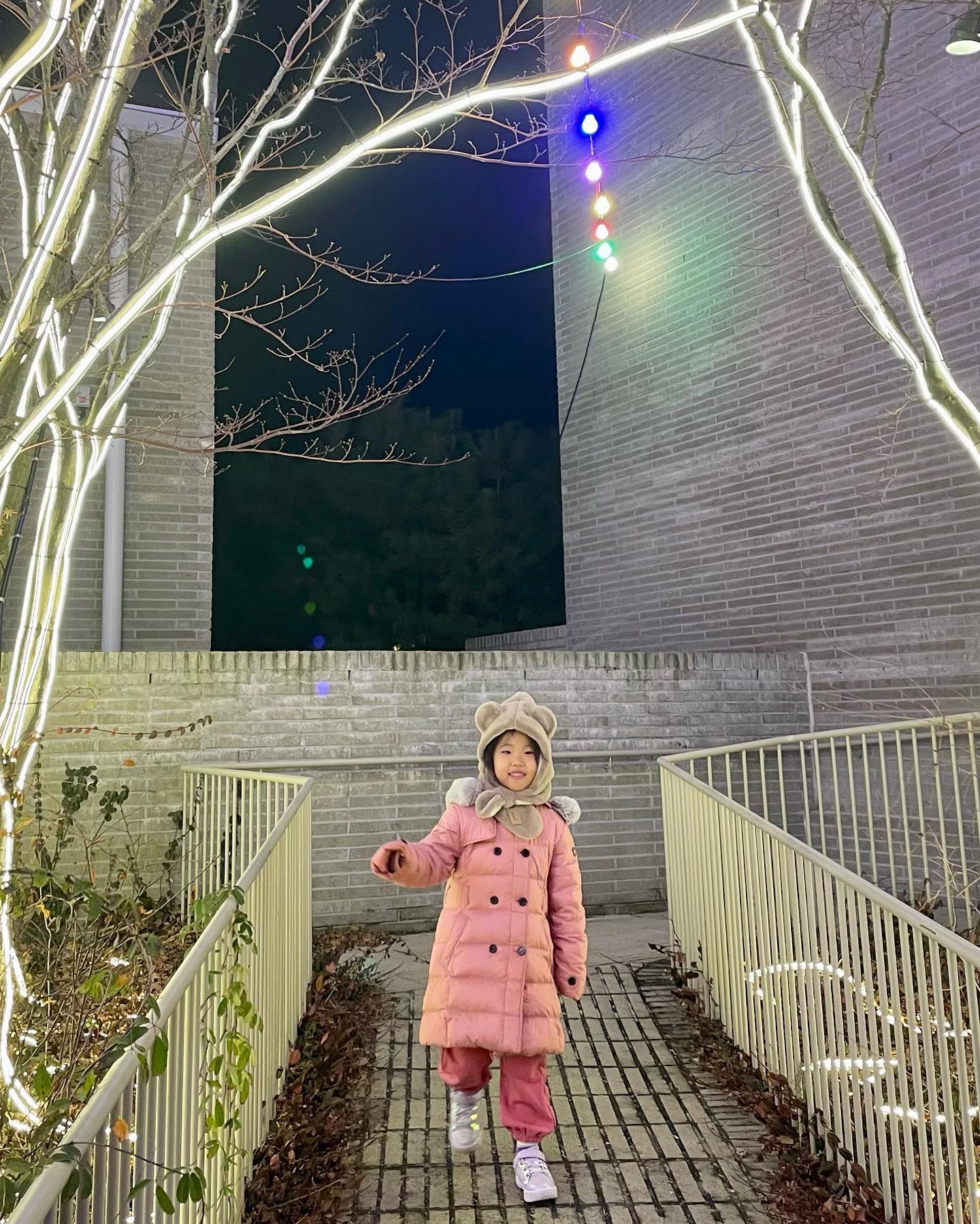 트리가 보고싶어서_이천 시몬스테라스🎄

트리!! 트리가 보고싶다!! 해서 출발.
이천가는 김에 오랜만에 나랏님쌀밥이나 먹어볼까 했는데,
마지막 기억이 너무 최악이라 다른걸 먹어볼까 고민하다가 구관이 명관이다- 하며 방문.
별로 배가 안고픈데 큰일이네, 했는데 이게 웬걸..너무 맛있어서 순식간에 다 먹어치웠다..행복한 식사였지..

다이소에 가서 이것저것 구경하다가 시몬스테라스로 갔는데,
6시까지 크리스마스마켓 여는 것을 모르고 일부러 6시 넘어서 도착했다😀..궁금했는데..6시까지만 한다지 뭐야..어쩔수없지.

일단 트리는 엄청 많고,
조명이 사방에 예뻐서 어디서 사진을 찍든 좋았지만
마켓 열리는 시간에 갔다면 조금 더 다양한 재미를 보지 않았을까 싶다.

그래도 트리 반짝반짝 너무 예뻐.

주차장이 꽉차서 안내에 따라 테르메덴쪽 주차장을 이용했는데
옆에 인생네컷 있어서 또 다같이 사진도 찍었다.

트리보고 설렘으로 신나서 귀가.

#우리집_콩나물 #내사랑집요정과함께 
#트리가보고싶어서 #이천시몬스테라스 #침대가과학이라서그래 #트리도과학으로 #🎄 #설레는중💕