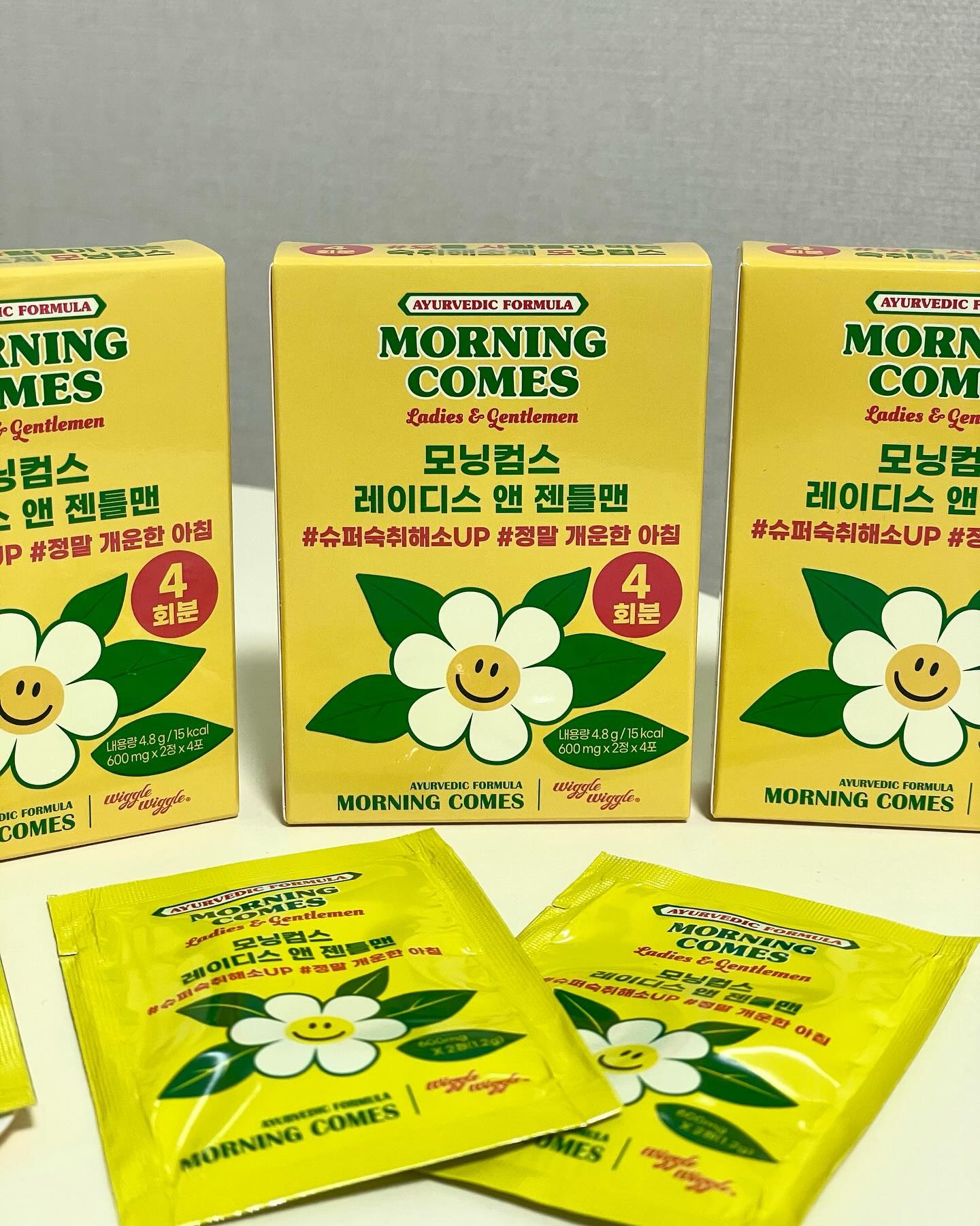 #협찬 

요즘 날씨가 너무 추운대요
겨울이 다가왔음을 느껴지게 하는 추위에요🥶

어느 덧 11월의 마지막 날이 얼마 남지 않고
2023년의 마지막 달인 12월만을 남겨놓고 있어요!

연말행사 준비로 한창인 분들이 많으실것으로 예상되요
직장인 뿐만 아니라 모든분들이 연말약속으로 바쁘실텐데요

송년회, 막년회 등등 술 약속 많아 지시지 않나요!?
그래서 준비한 오늘의 제품!
“모닝컴스 레이디스 앤 젠틀맨“ 입니다😎

저는 지인들 사이에서도 유명한 #알쓰 인데요🤣
그래서 술약속 또는 모임때 숙취음료 또는 숙취해소제가 필수에요!

모닝컴스 레이디스 앤 젠틀맨은
한박스에 4개의 포로 구성되어잇고
한 포에 2개의 알약 형식으로 되어있어요!

술자리 가셔서 물한잔 하실때 한 포 뜯은후 
2알 꿀꺽하시면 됩니다 너무 간단하죠!?
👜지갑안에도 들어갈 정도의 크기라서
들고다니이게도 너무 간편하답니다!

저같은 알쓰에겐 너무나 필요한 숙취해소제!
이날 너무 피곤한 상태인데도 술이 술술 들어가는 기분!

술 먹고 난 후 다음날이 저는 가장 힘든데요!
머리아프고 속 울렁거리고 몸에 힘이 안들어갈 정도로
숙취에 매우 약하답니다😭

근데 모닝컴스 먹고 술 마신 다음날은 숙취가 아예 없었어요!

연말행사 잦은 술약속에 지쳐계신분들!
다음날 숙취로 고생인 분들 
모닝컴스 레이디스 앤 젠틀맨 추천드려요!😁

📌오프라인 : CU를 제외한 모든 편의점 입점해 있다고해요
(GS25/이마트24/세븐일레븐)

📌온라인 : 카카오선물하기
카카오선물하기에서 ’모닝컴스‘를 검색해보세요~!)

#모닝컴스 #모닝컴스레이디스앤젠틀맨 #요사모 #요즘사람들은모닝컴스 #숙취해소 해소 #숙취해소제 #숙취해소제추천 #소주