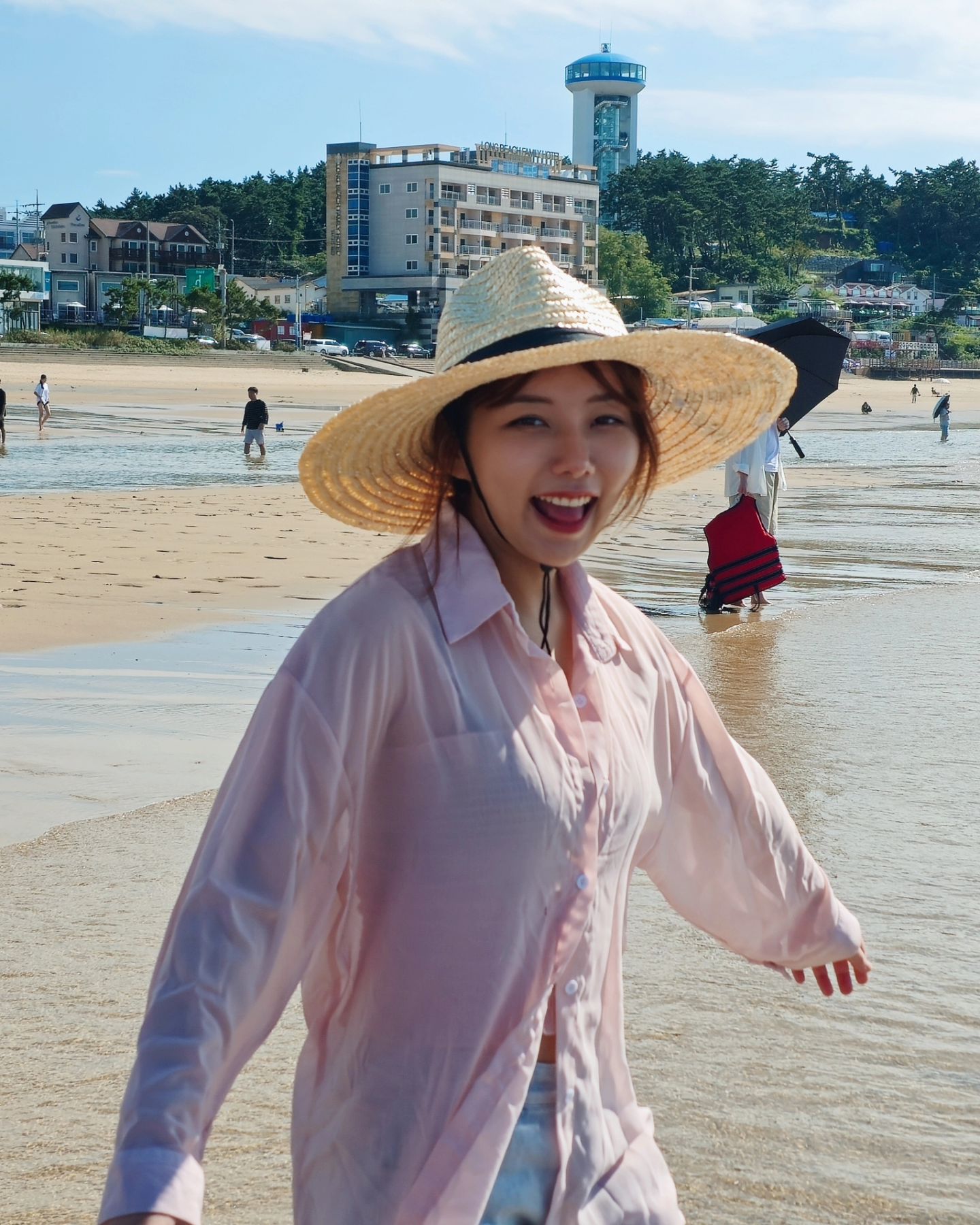 추석 연휴 태안 여행 😉
수영복도 안 입고 바다가 시원해서 바다에 들어가고,
8천원주고 편의점에서 산 밀짚모자로 휴양지 기분내버리기🤠
버기처럼 생긴 고카트도 타고, 구름이 많았지만 별똥별도 봤다☺️
비록 해루질은 또 실패... 왜 물때가 안맞는거냐 🥲
그래도 좋은 기억들 충전하고 갑니다🤗
.
.
.
.
#태안 #태안여행 #안면도 #여행 #추석 #추석연휴