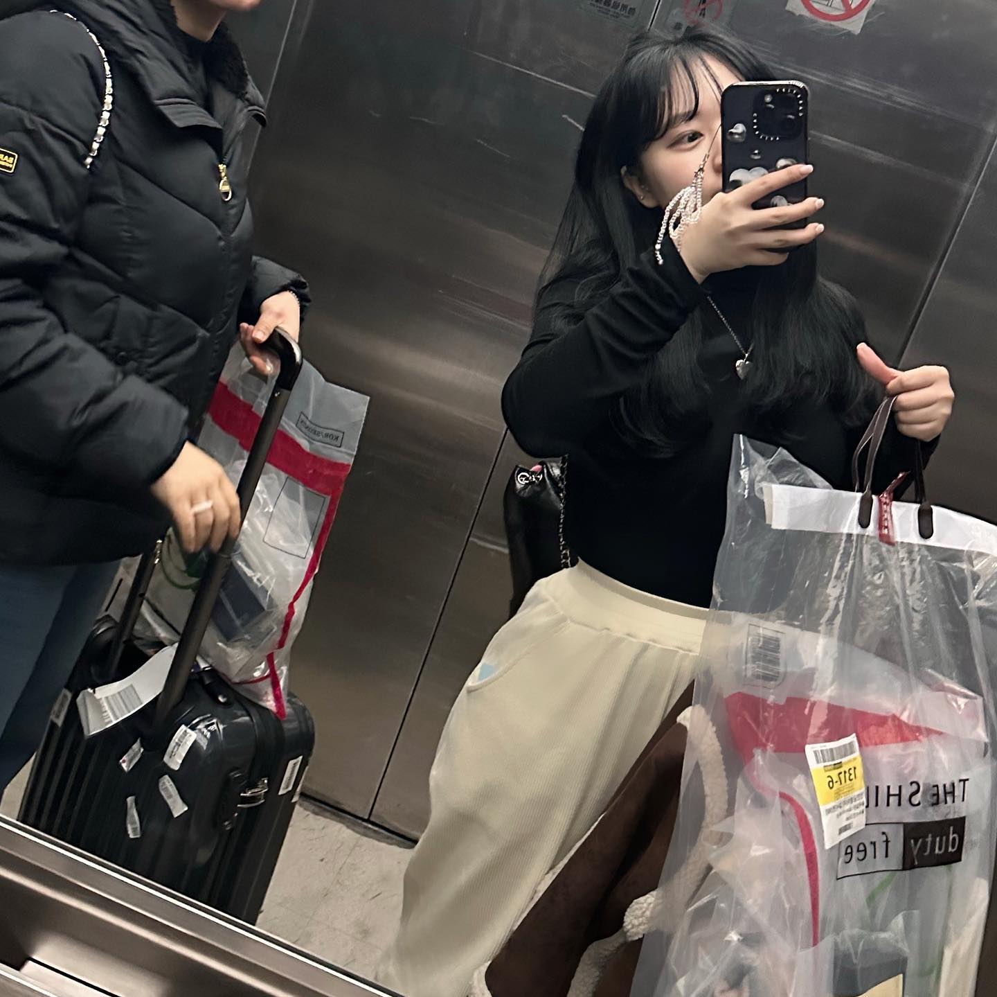 나름 중국에서 살이봤다구 패기롭게 상하이로 티켓팅한 우리들, 
공항에서 빠져 나오지 못할때부터 시작해서 긴장을 놓지 않으며
무서워도 밥은 먹어야 되니까..
쪼금 그리웠던 생선요리집도 우연히 들어가서 맛있게 먹고 
햄버거 먹으려다 처음 계획했던 딤섬집도 우연히 발견해서 완뚝하구 
대단하지도 거창하지도 않았지만 야무지게 추억쌓기🤍

중국사진 찾아보는데 저때도 중국 무섭다고 난리친게 변함없어 웃겨ㅋ㉪