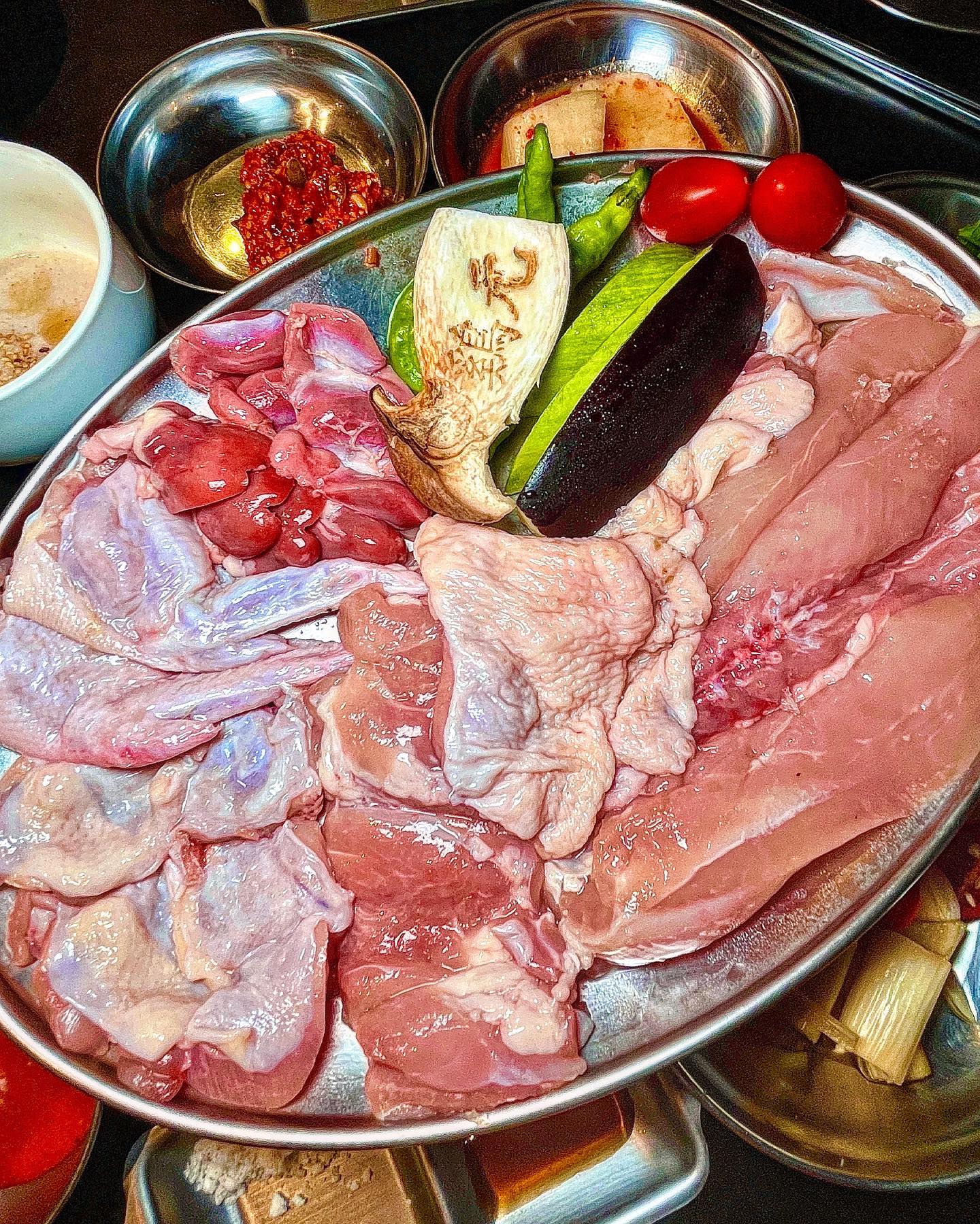 #협찬📌 서울 수유 닭오마카세 퓨리랑 뿌시러갈래요?1인당 29,000원에 풀코스로 닭한마리잡고 올수 있어요!!
왜냐구요?닭한마리12부위+닭죽+닭계장+식사+디저트
다 나온다구여!!🐔✨

닭 모듬 구이 처음 먹어보는데,,..닭 부위마다 진짜 
사장님이 닭에 진심인게 느껴지는 맛! 
닭 오마카세 달인이 세여..? 쏴장님?!
잡내 하나도 없고  야들야들 부드러우며
곁들여 먹는 소스로 소금,씨앗젓갈,와사비등등많아
서 다양하게 먹을 수 있답니다.
그리고 다리살,가슴살,어꺠살,닭날개,안창살,목살,
엉덩이살 까지 닭의 이런 은밀한 부위 까지 구워서 
먹어보신적 이뜨세요..? 옴청나게 맛있답니다!!!
심지어 직원분이 또 하나씩구워주셔서 굽는거힘들게
안해도되고 오로지먹는데만 집!중!🔥할 수있다는거!!
부위설명에 맛있게 먹는 방법까지 설명해준답니다.

세상에나 근데 끝이 아니예여…..🤦🏻‍♀️
식사로는 닭계장과 쌈장주먹밥,초계국수,비빔국수💓
디저트까지 완벽하다 못해 다 퍼주는 코스를 즐길 수
있답니다.(말이 되냐구염..)
이렇게 식사메뉴까지 다 주는데 진짜 29,000원이래요..
(*tip: 여기평일 4:00-5:30에는 1인에 19,000,,,💓)
퓨리 할말잃어서 자꾸 쩜쩜쩜 나올 정도 식사메뉴도 
존맛이에요😭 
#닭함바그 위에 얹어주는 촉촉한 계란 노른자를 터트려
가지고 먹으면 조합이 게임끝이예여! #닭계장 은 안에 
수제비도 들어가있고 시원하고 매콤칼칼해서 해장에도 
완벽해여 ‼️

gyewon1

----------------------------------------

📝 퓨리의 픽
🏷 닭구이코스 1인 : 29,000원
🏷 함바그 : 7000원
🏷 문경바람 : 29,000원
📍 서울 강북구 한천로143길 29 동방플러스빌 1층
 (수유역 7번 출구에서 도보 7분 거리)
⏰ 영업시간 : 월-금 16:00~23:00 토,일은 15:00부터
 (라스트오더22:00)
🚘 주차장 따로없음 .먹자골목에 위치.

-----------------------------------------

#계원#수유계원 #계원수유점 #수유역맛집  
#수유맛집#수유오마카세 #수유역오마카세
#닭모듬구이 #닭특수구이#닭구이맛집
#닭구이 #닭오마카세#수유데이트 
#퓨리_서울
