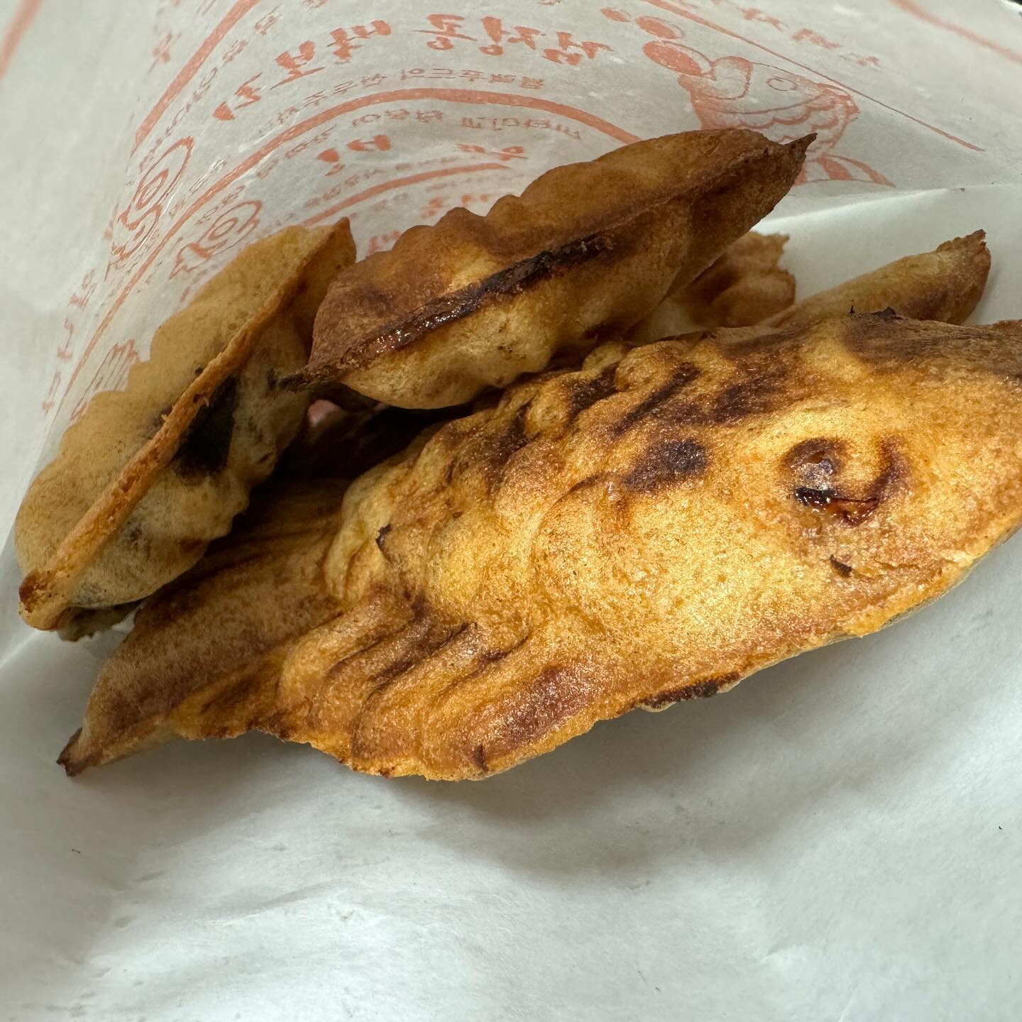 .
팥붕 슈붕 맛집
요즘 붕어빵 맛집 많다고 하는데 우리집앞 붕어빵 존맛
팥붕 슈붕 두개만 파는데 개당 800원
갈때마다 서비스로 +1개 더 주셔서 너무 좋음🤩

생각보다 팥도 슈크림도 많이 들어있어서
붕어빵 생각나면 사부작 걸어가서 사옴 🥐

오늘도 슈붕 2개 클리어 🙌🏻

-
-
-
#봉춘붕어빵 #붕어빵
#팥붕 #슈붕 #팥붕어빵 #슈크림붕어빵