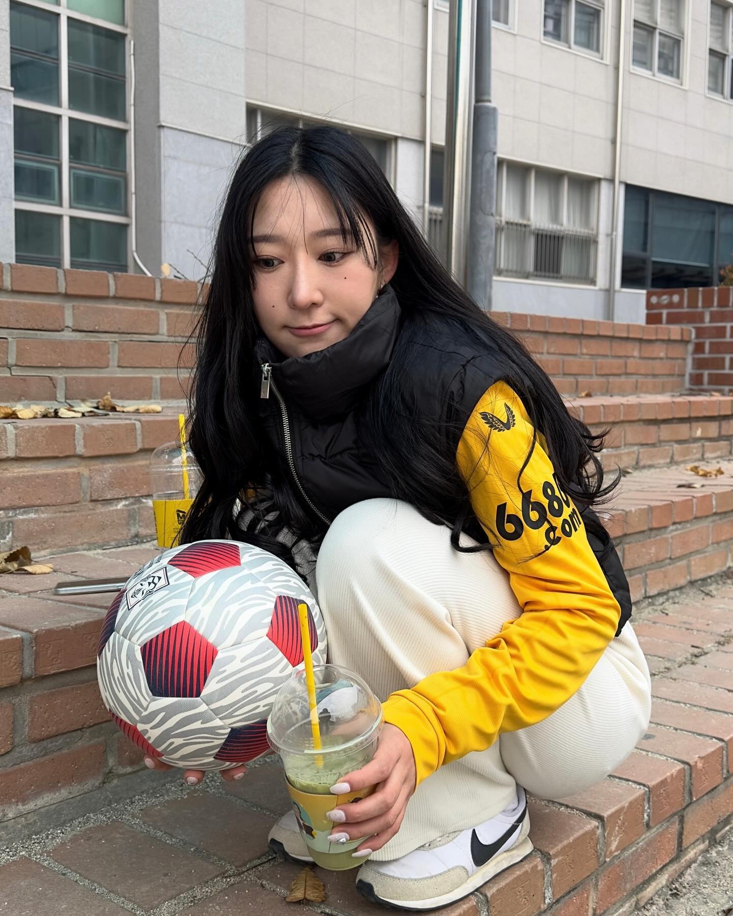 주말 아침 일찍 일어나서 씨찬이형 유니폼 입고 축구했다. ⚽️🖤

#축구 #유니폼 #울버햄튼 #유니폼코디 #축구유니폼
