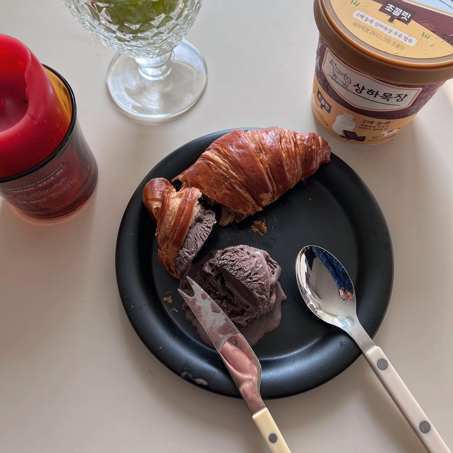 #협찬 

한창 관리한다고 아이스크림을 끊다가
요즘 꽂히게된 #상하목장아이스크림🍦

#상하목장 2배 농축 우유로 만들어 진하고 
탈지분유 첨가없는 깔끔한 밀크맛! 

초코는 다크초콜릿 베이스의 가나산 빈 100% 
카카오매스를 넣은 리얼 생 초콜릿 아이스크림이라 
깊고 찐한 초코!  카카오 73% 리얼 생 초콜릿 베이스에다 
초코칩의 식감까지 최고 👍👍

#홈카페 나 디저트 페어링해서 먹는데 너무 꿀맛
상하목장 이즈 뭔들🥰😘🥰😘

freshmaeil
#초콜릿아이스크림 #아이스크림추천 #일상 #아이스크림 #디저트 #신상 #상하목장 #상하목장아이스크림 #아이스크림추천 #홈카페 #일상 #디저트 #디저트페어링